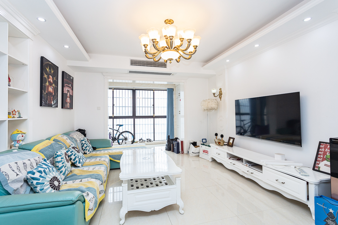 长高圆梦佳苑  3室2厅2卫    130.0万客厅