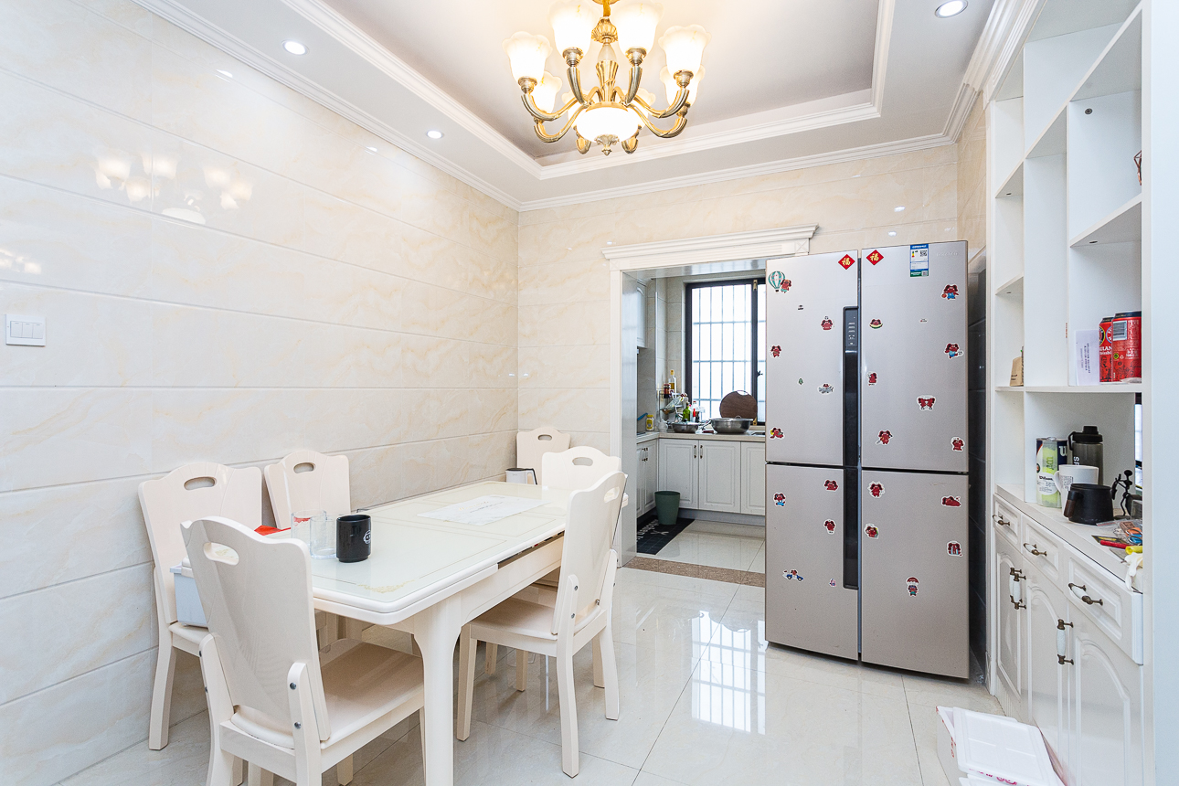 长高圆梦佳苑  3室2厅2卫    130.0万客厅