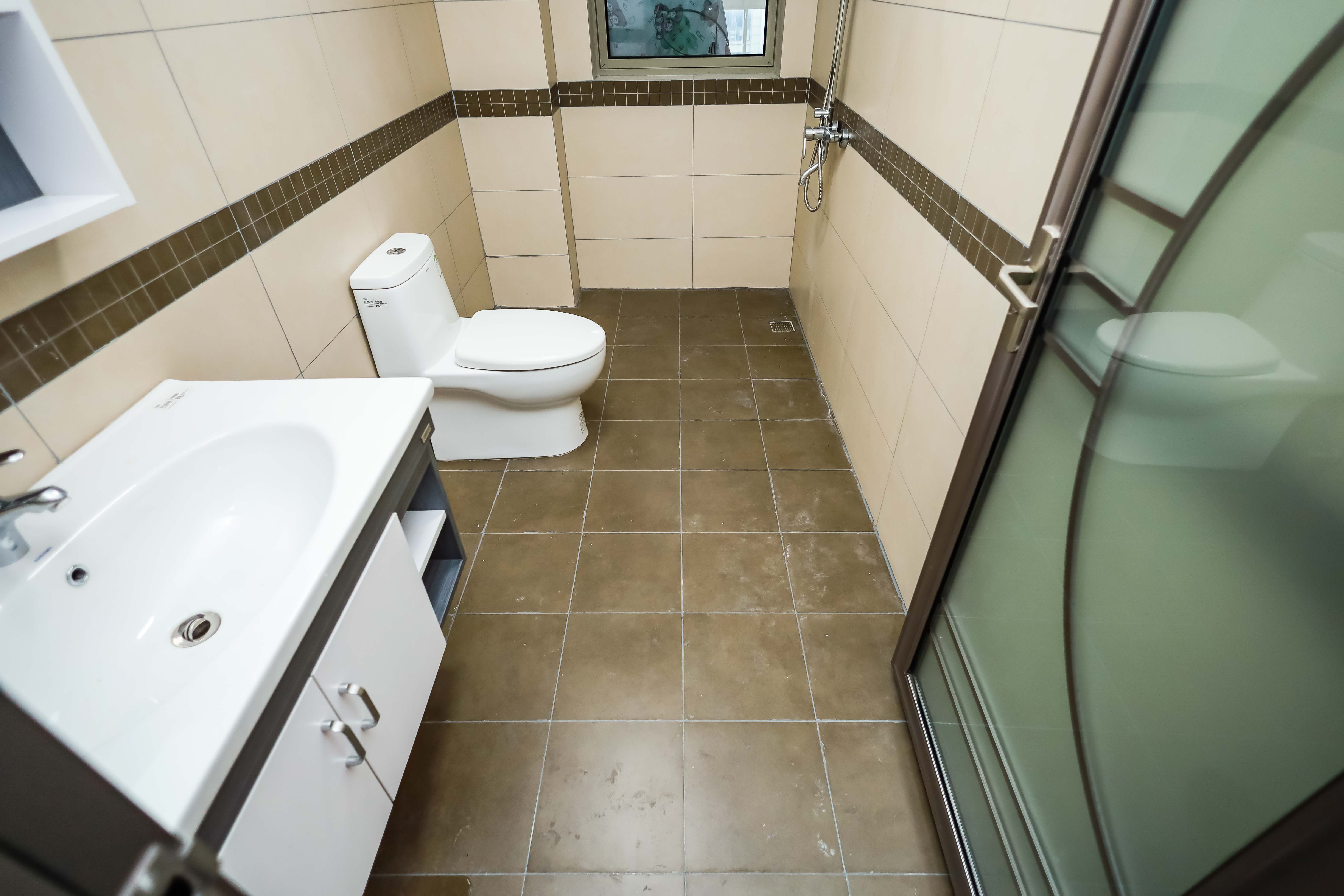 万象府台  4室2厅2卫    240.0万 万象府台  4室2厅2卫    240.0万卫生间