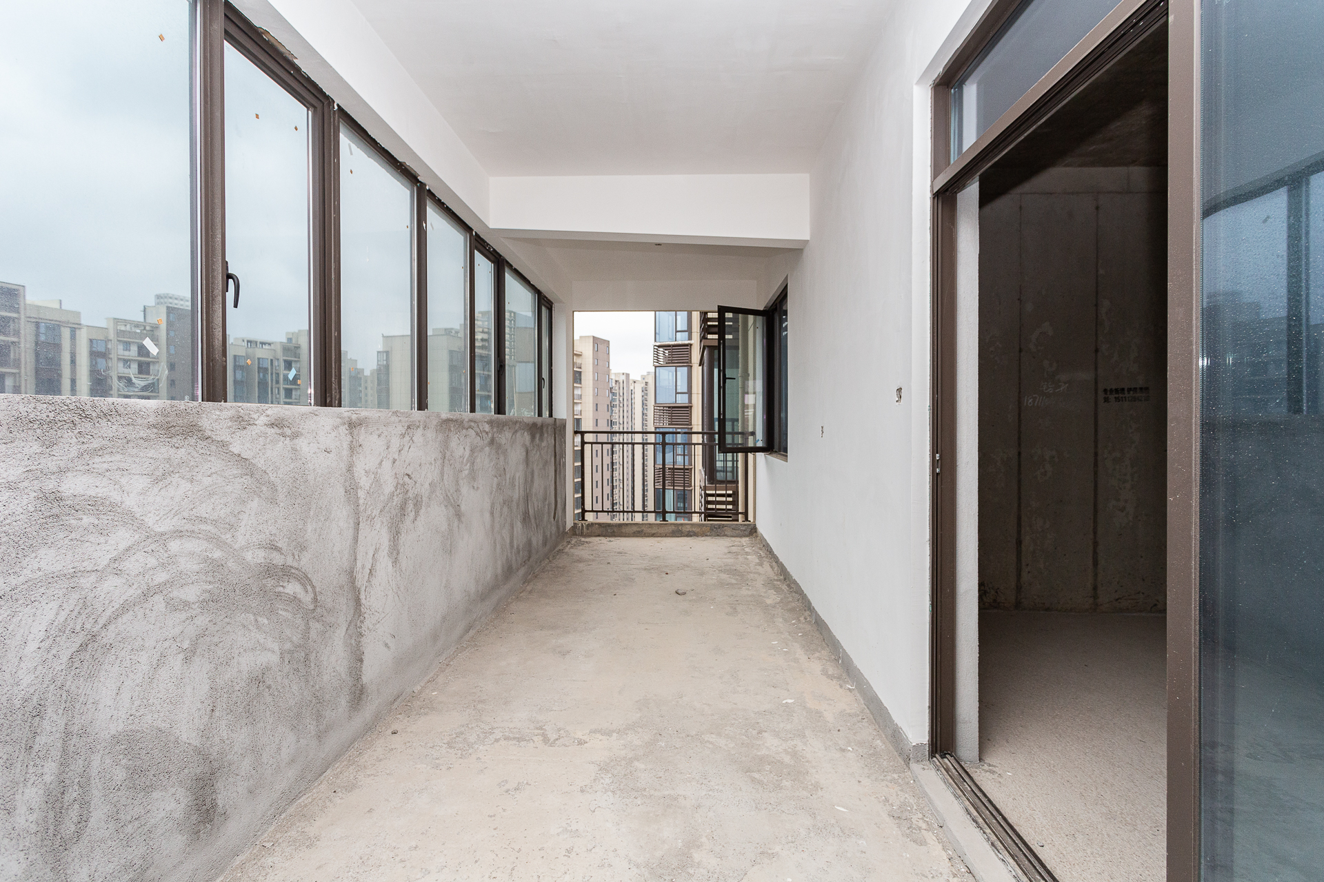 润和湘江天地E区  4室2厅2卫    289.0万 润和湘江天地E区  4室2厅2卫    289.0万阳台