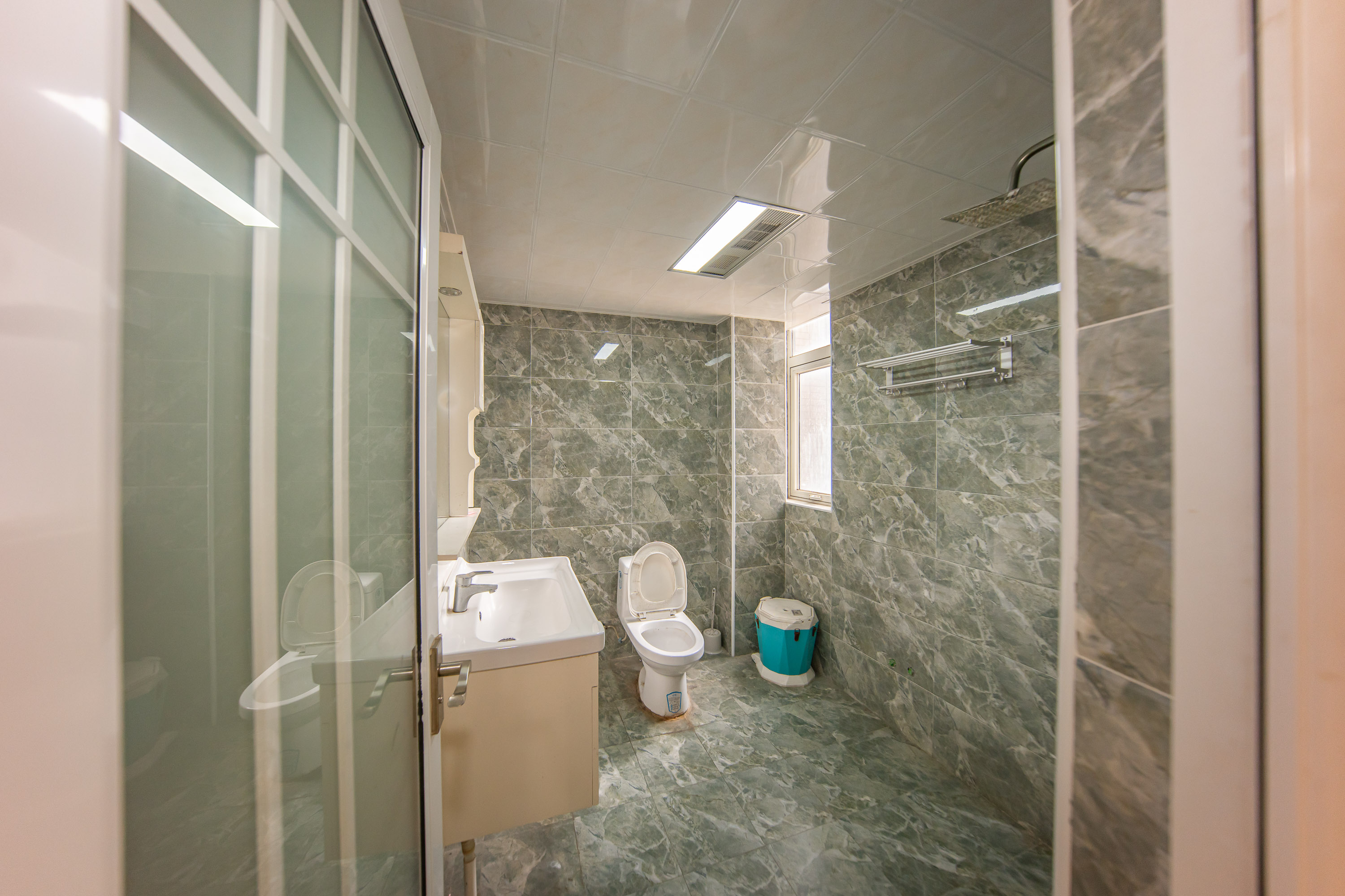 金鼎公园尚  3室2厅2卫    80.0万卫生间