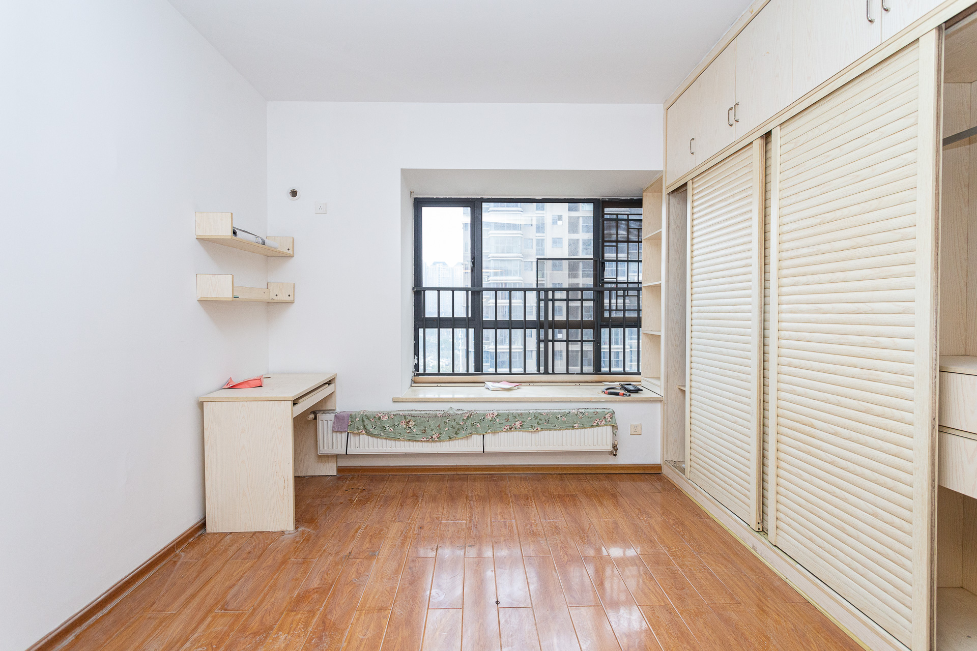 名家翡翠花园 3室2厅1卫 98.0万 名家翡翠花园 3室2厅1卫 98.0万卧室