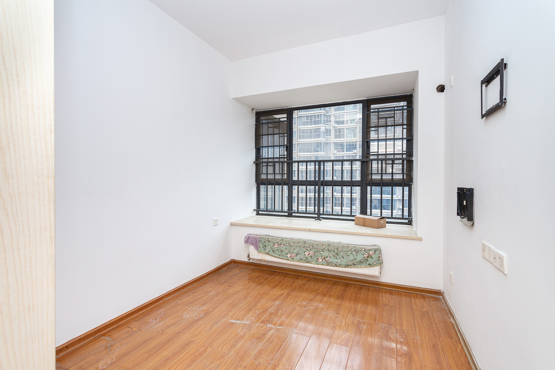 名家翡翠花园 3室2厅1卫 98.0万 名家翡翠花园 3室2厅1卫 98.0万卧室