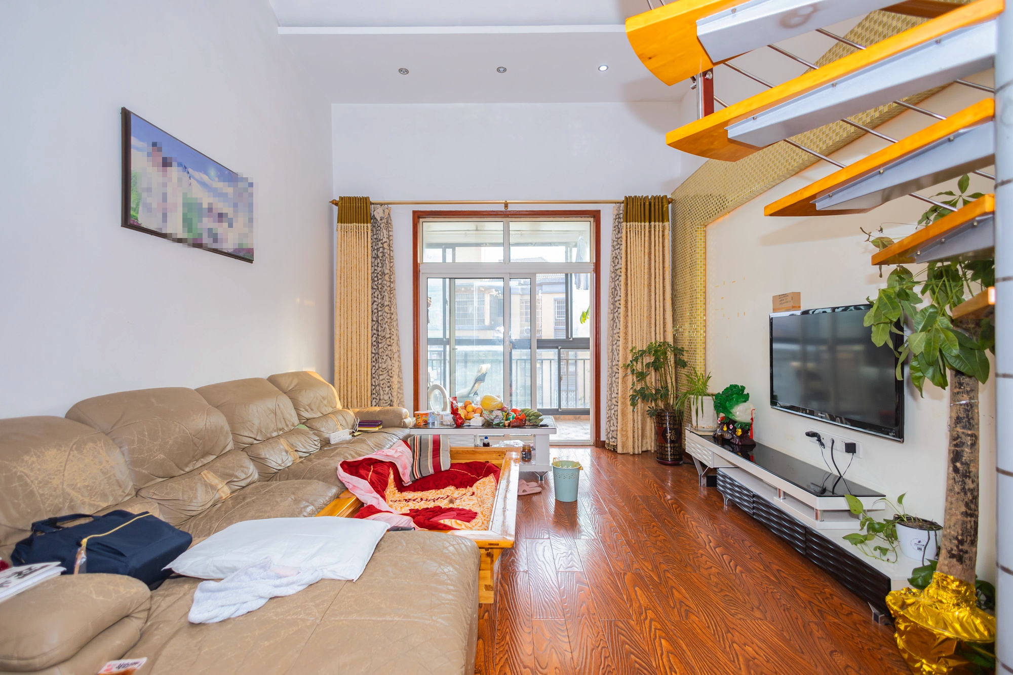 山水湾 5室2厅2卫 66.5万 山水湾 5室2厅2卫 66.5万客厅