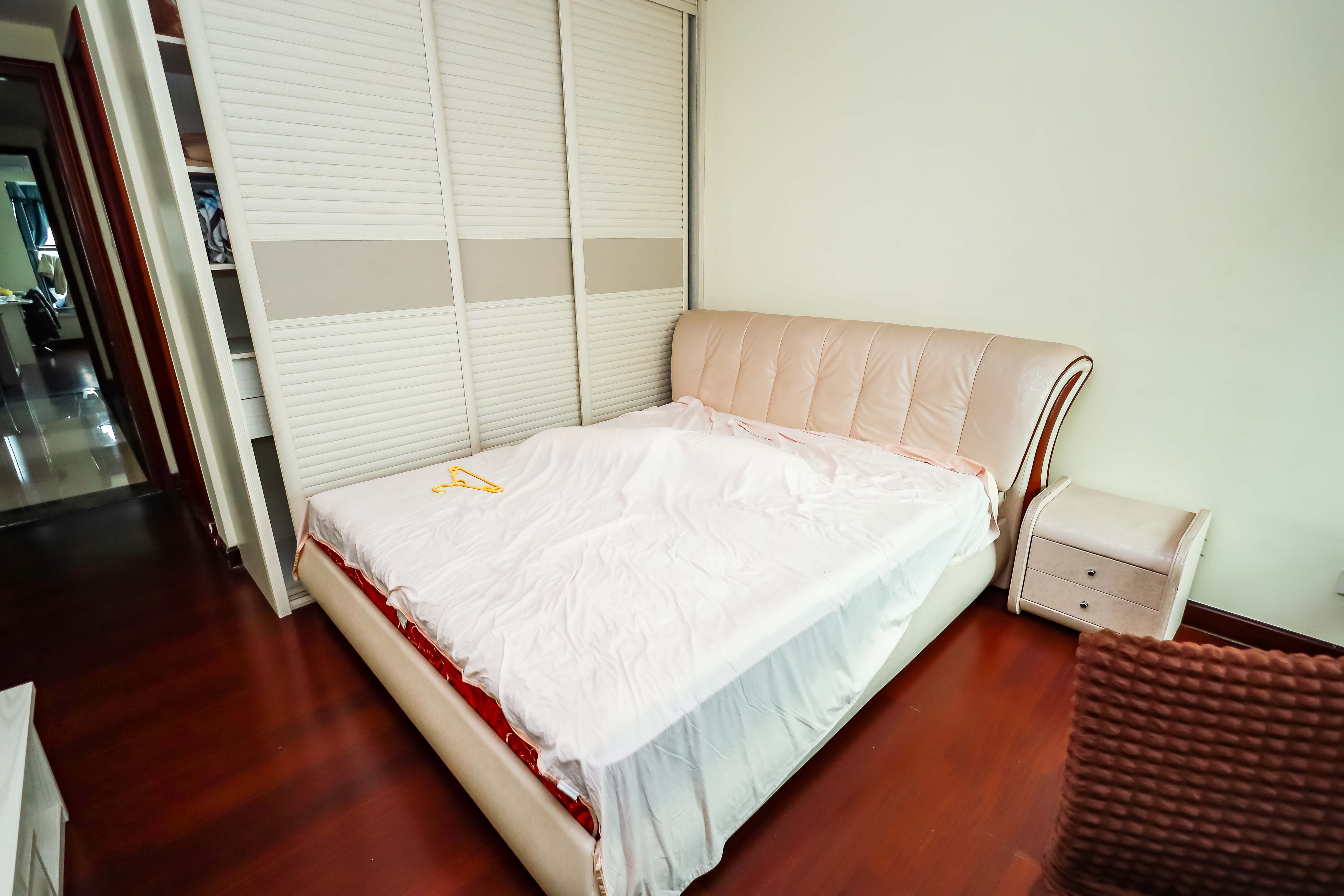 恒大华府  4室2厅2卫   179.00万卧室