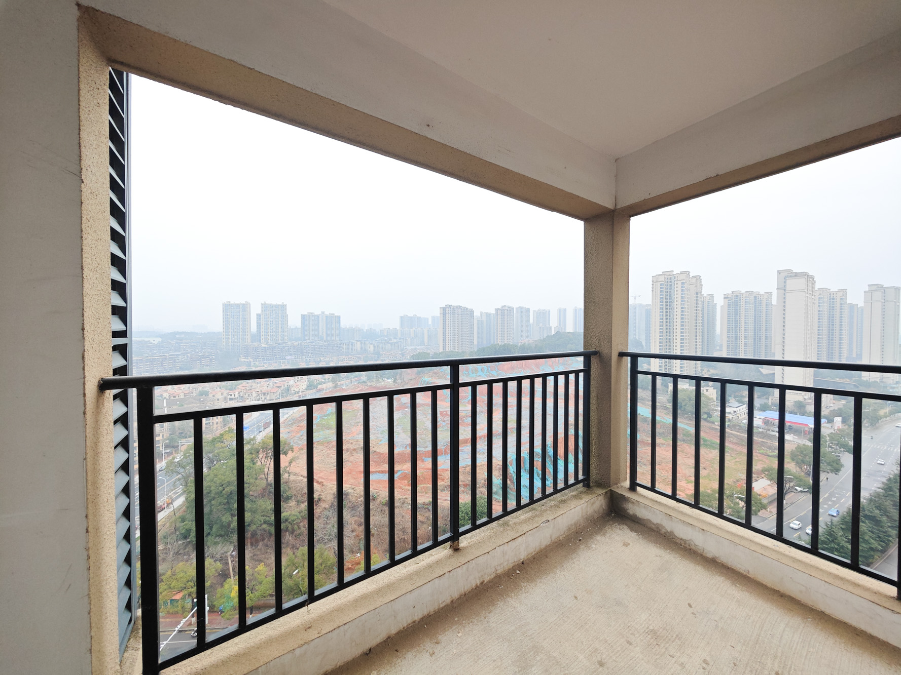 中建嘉和城  4室2厅2卫   122.00万阳台
