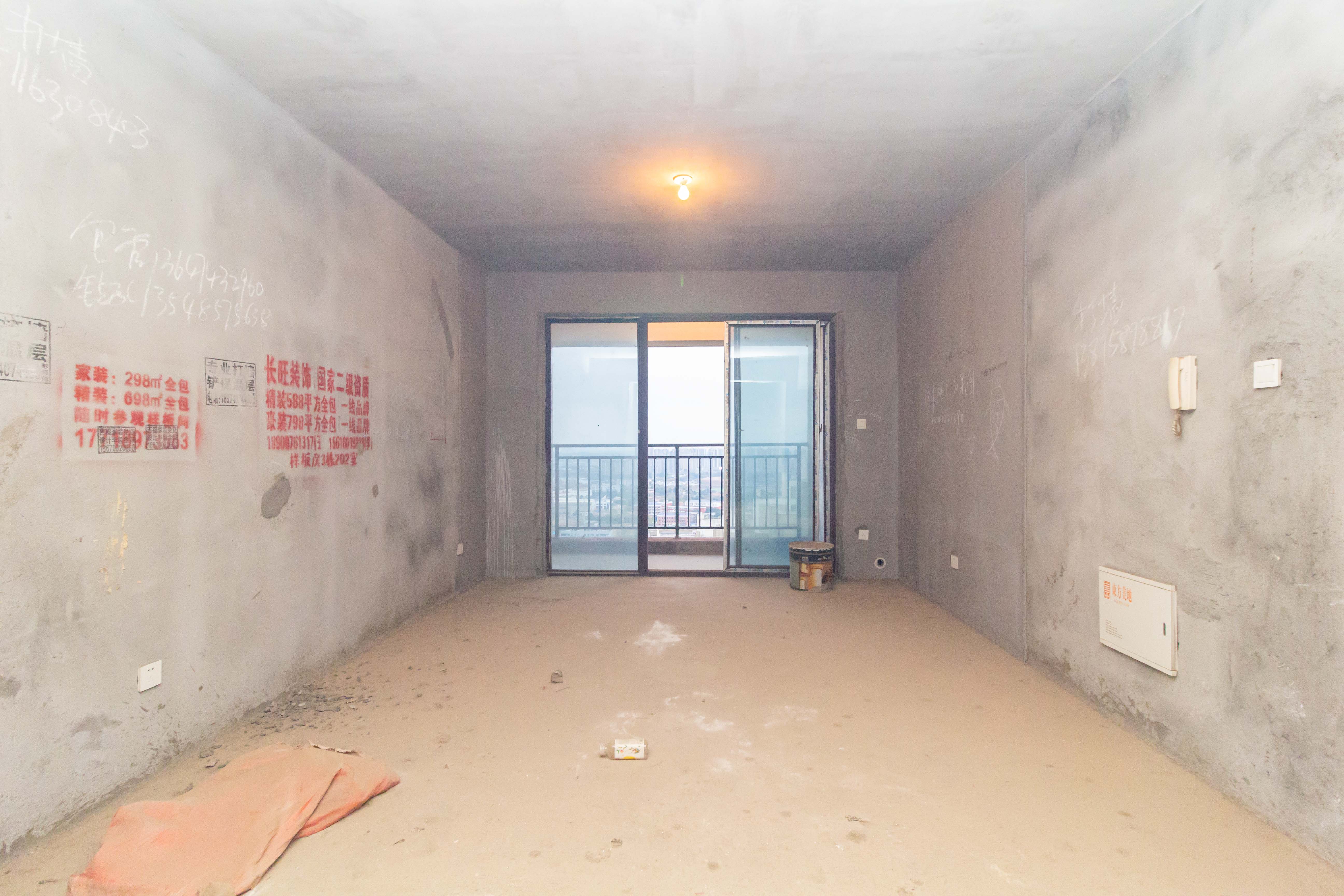 东方美地  3室2厅2卫   85.80万客厅