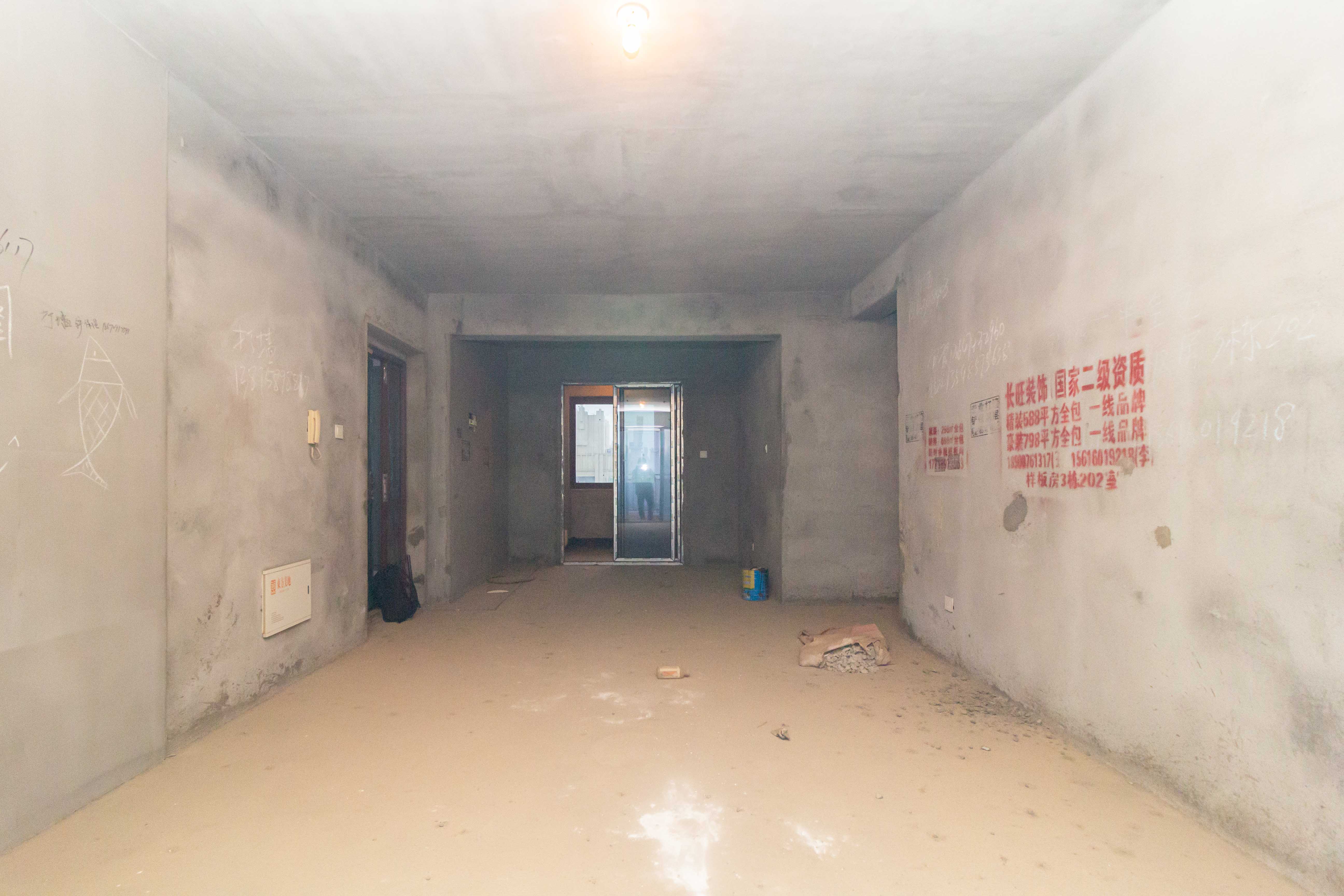 东方美地  3室2厅2卫   85.80万客厅