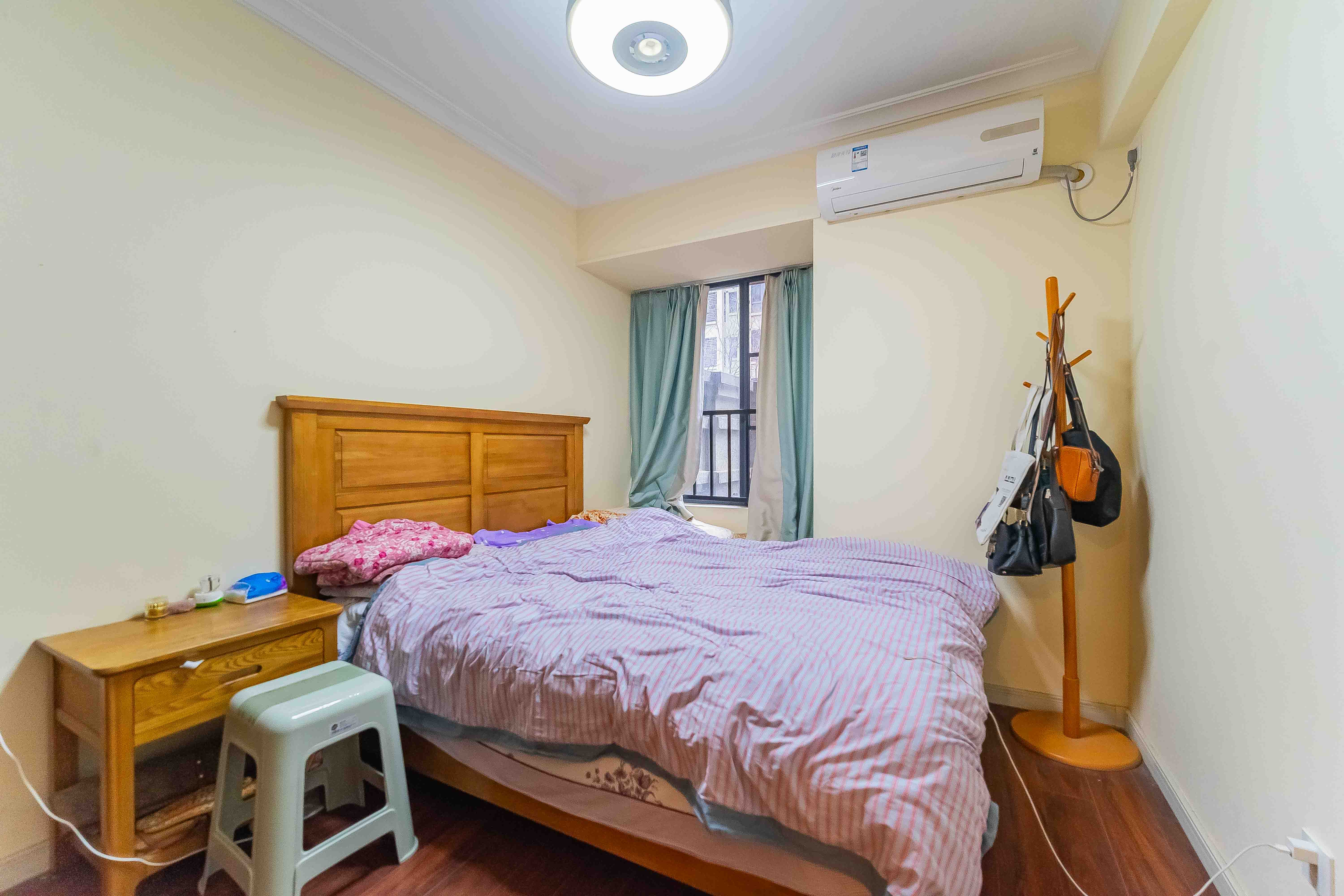 万科魅力之城锋镜里  4室2厅2卫    258.8万卧室