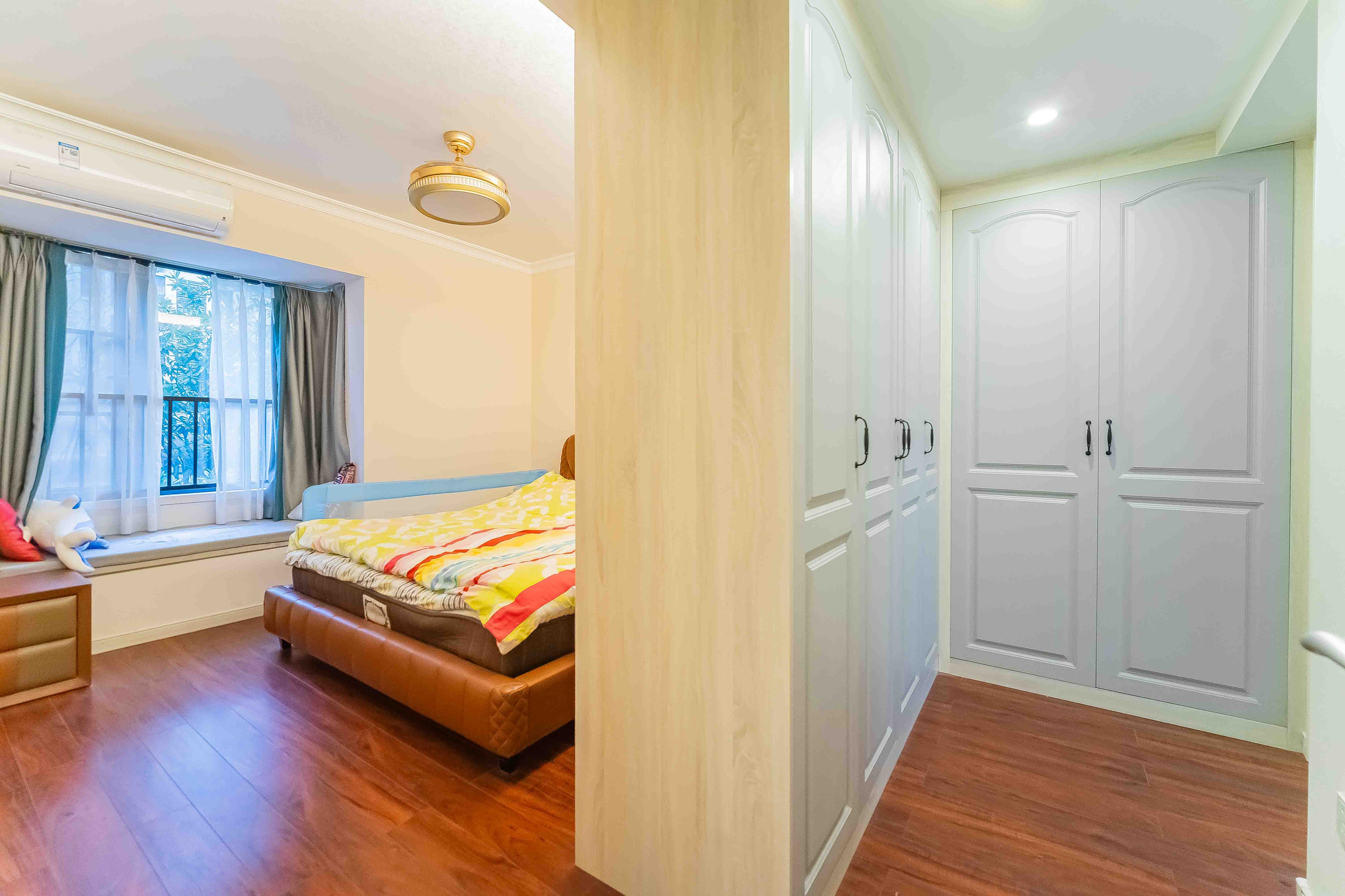 万科魅力之城锋镜里  4室2厅2卫    258.8万卧室