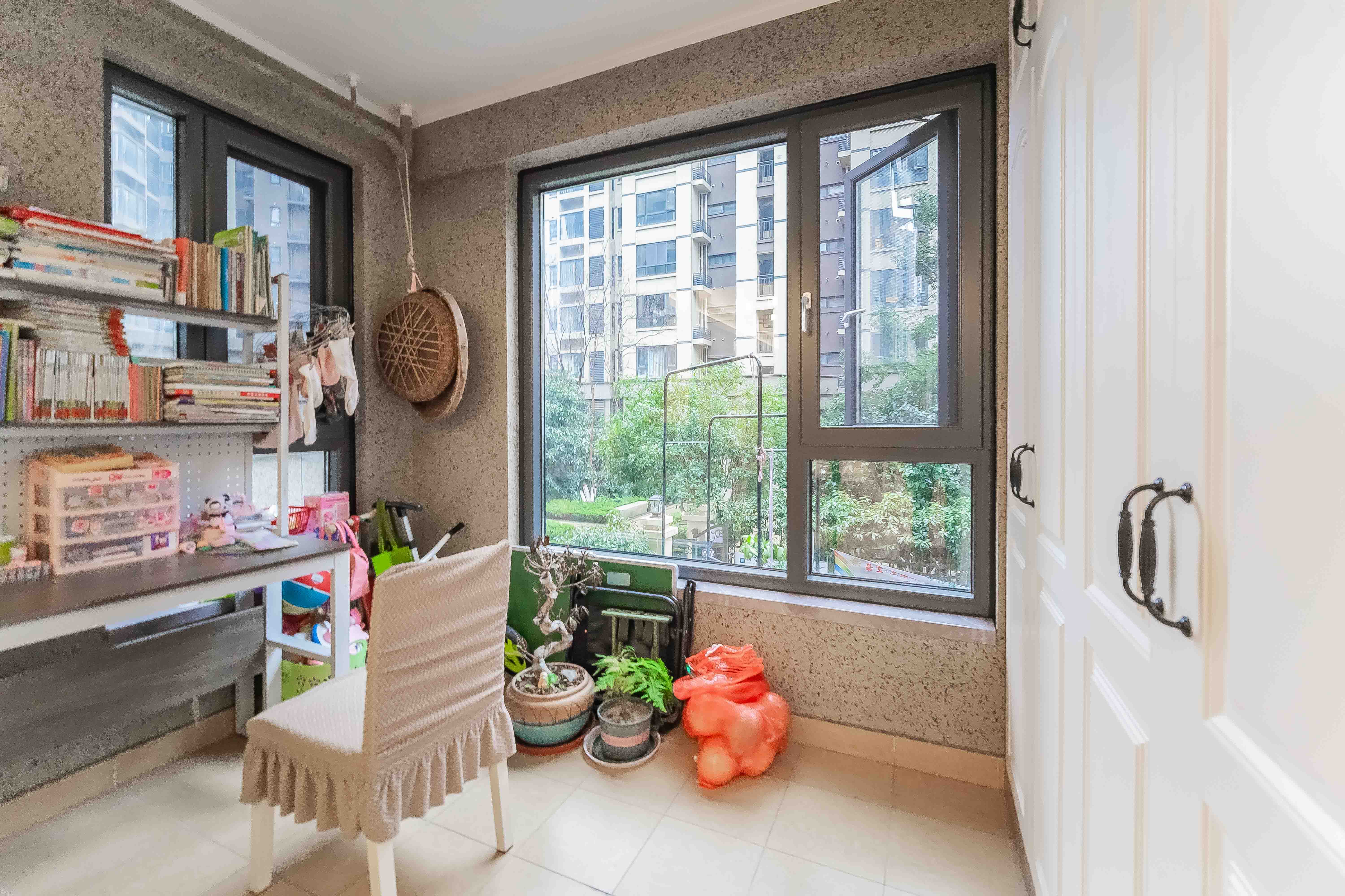 万科魅力之城锋镜里  4室2厅2卫    258.8万阳台