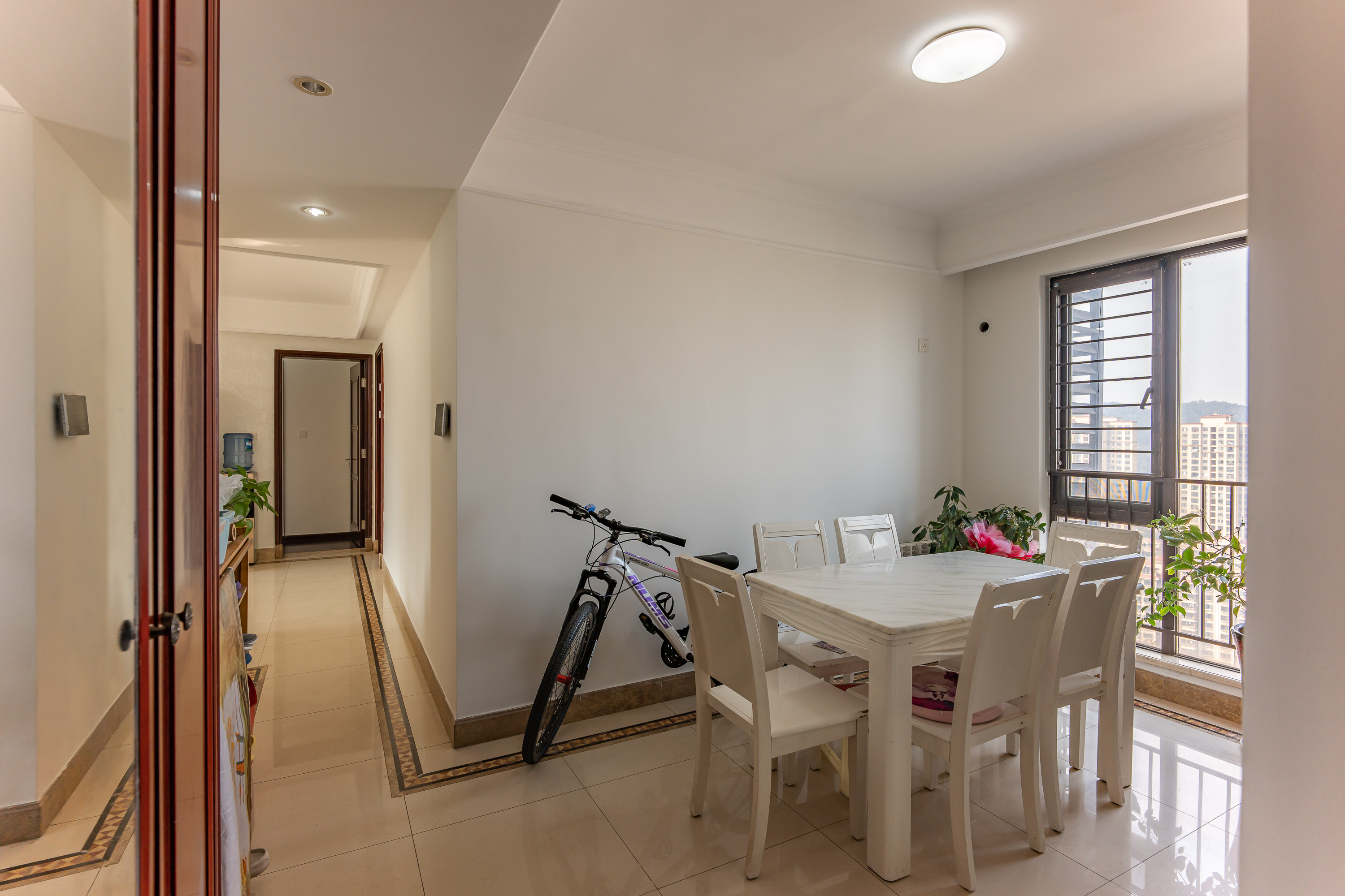 中海国际一期 3室2厅2卫 75.0万 中海国际一期 3室2厅2卫 75.0万客厅