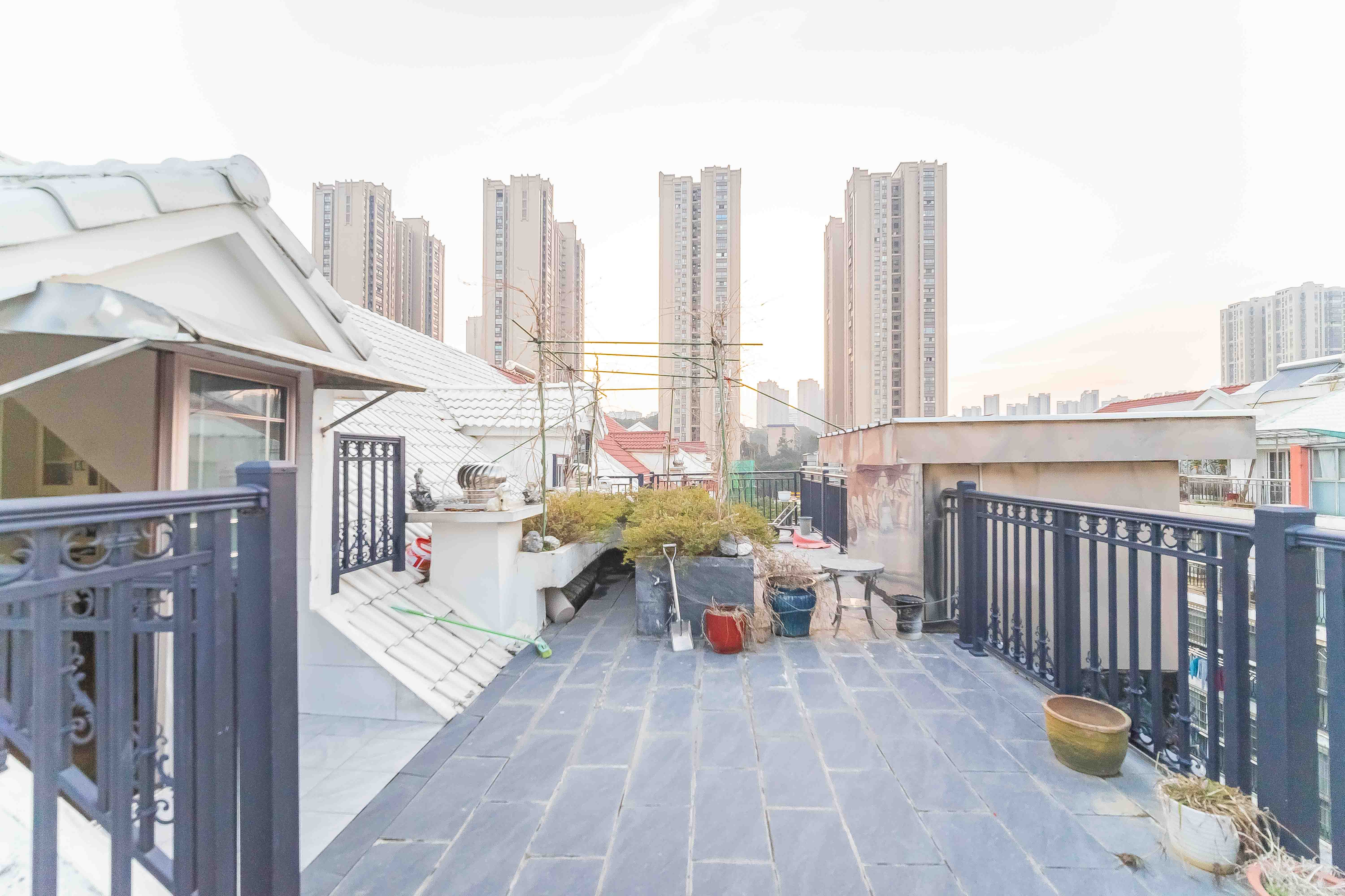 新星小区  4室2厅2卫   164.00万阳台