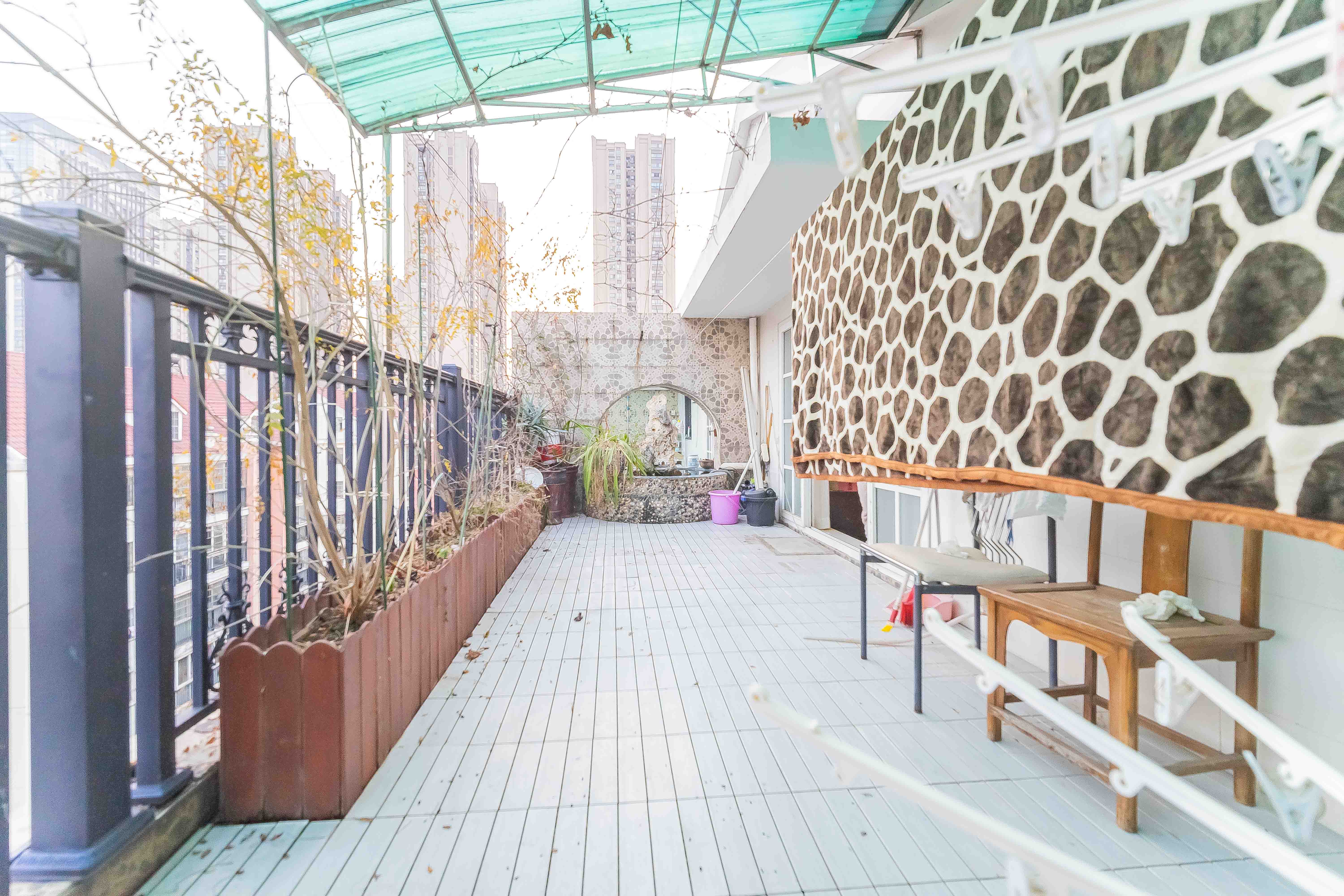 新星小区  4室2厅2卫   164.00万阳台