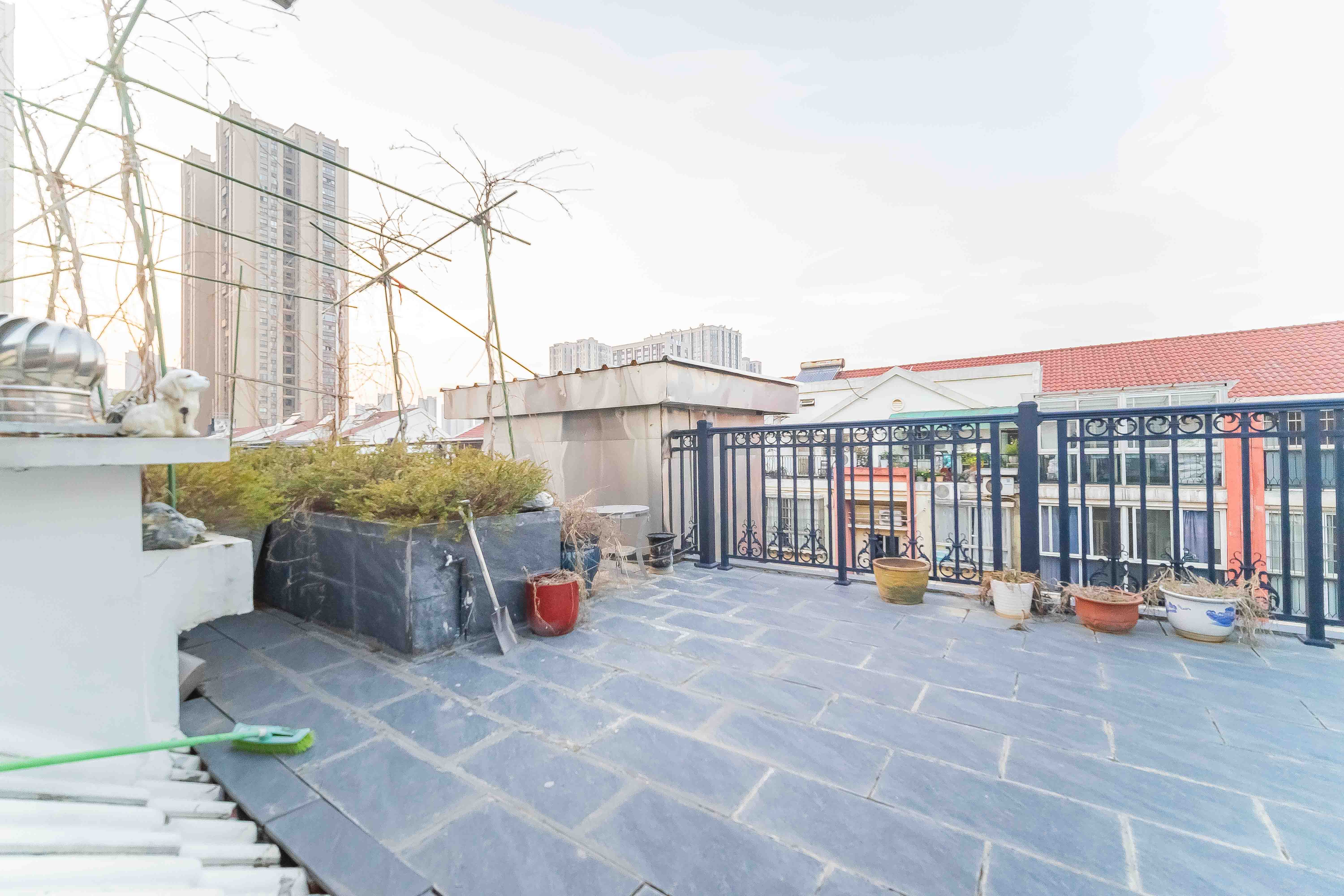 新星小区  4室2厅2卫   164.00万阳台