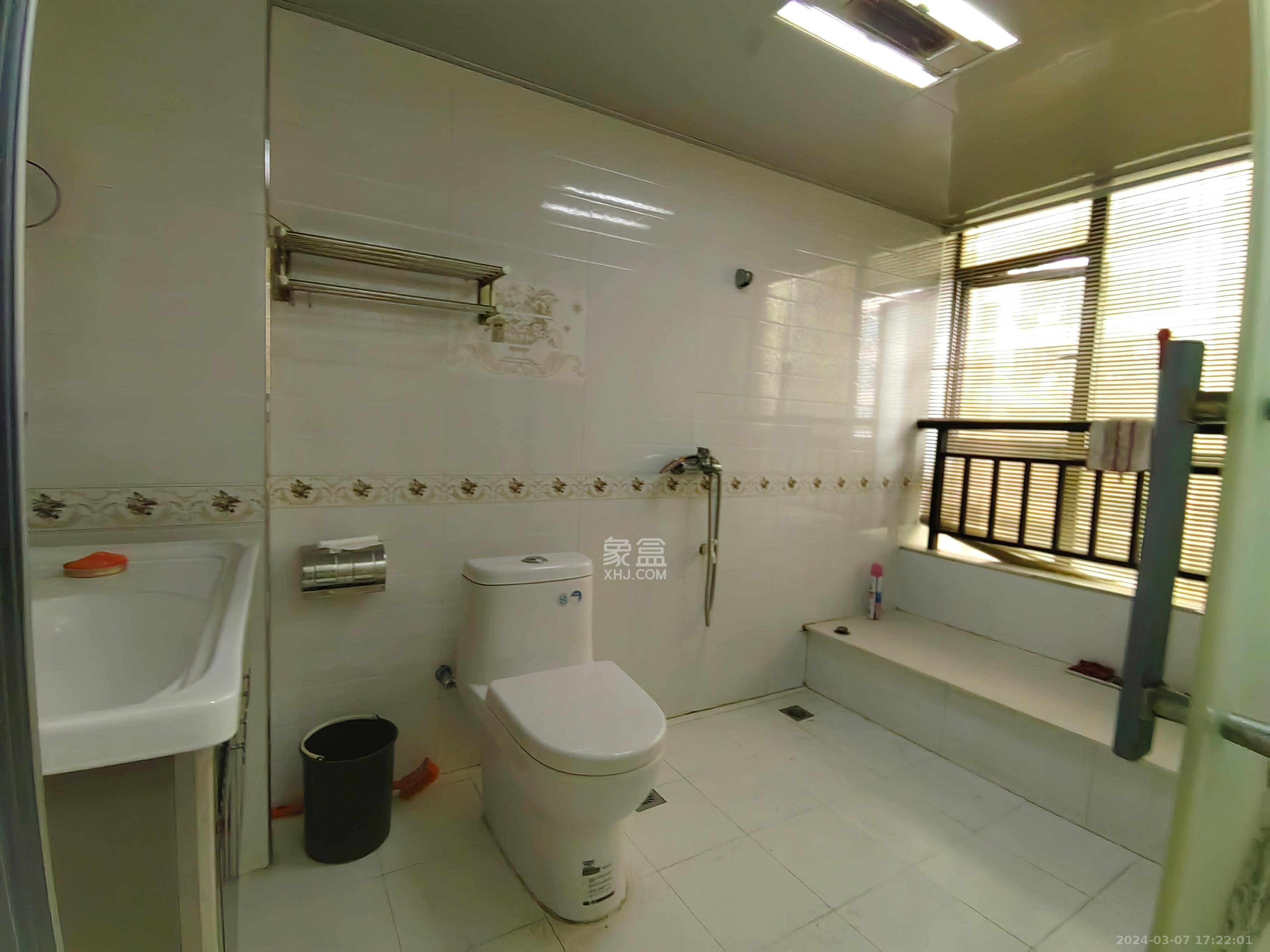 勤诚达新界  4室2厅2卫   2100.00元/月室内图