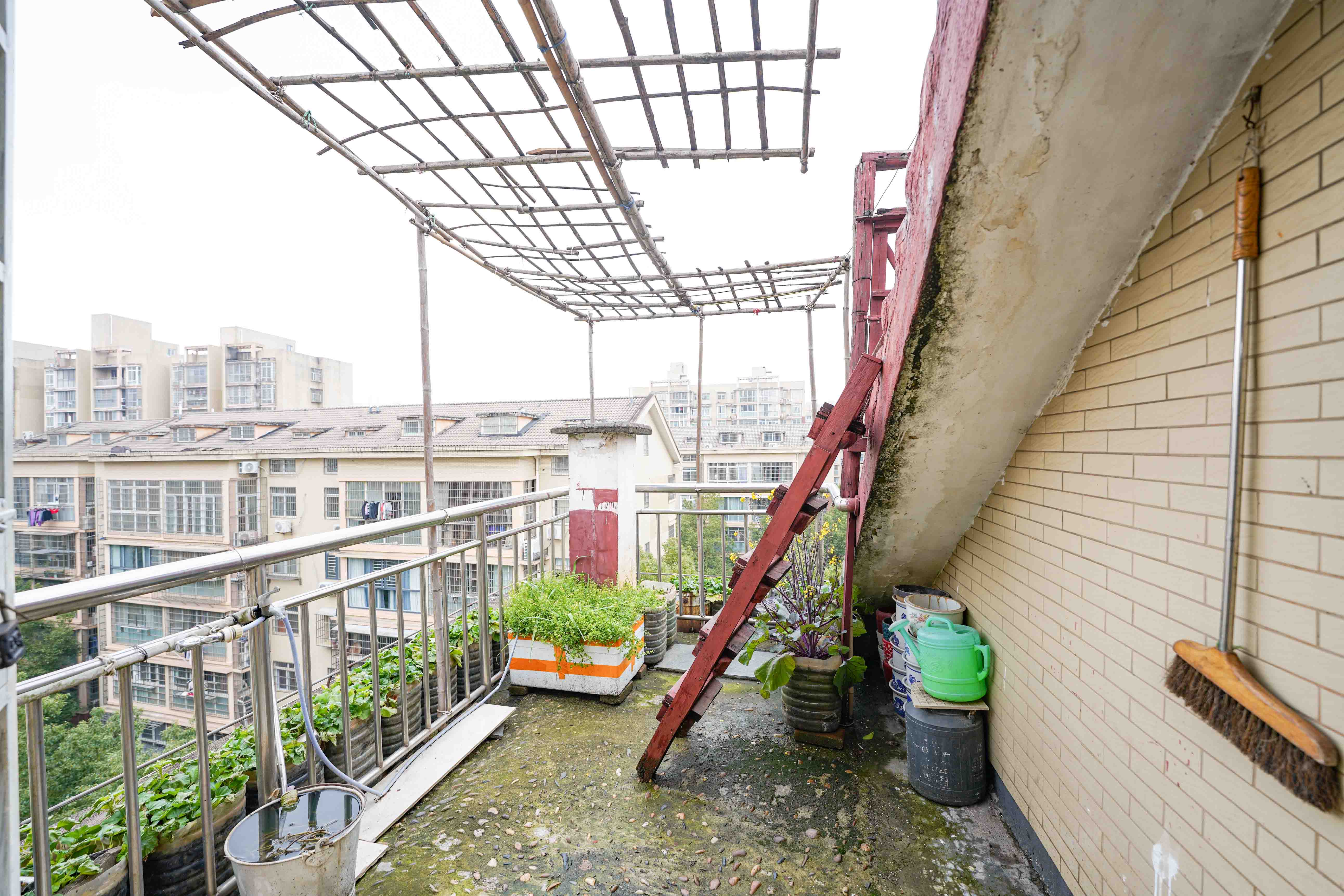 鄱阳小区  5室2厅2卫   75.00万阳台