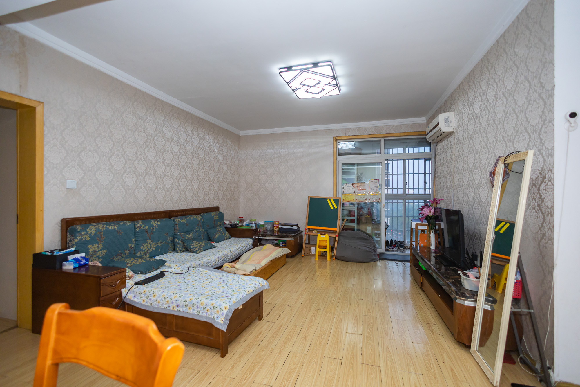 香槟小镇(香槟花苑) 3室2厅2卫 79.9万 香槟小镇(香槟花苑) 3室2厅2卫 79.9万客厅