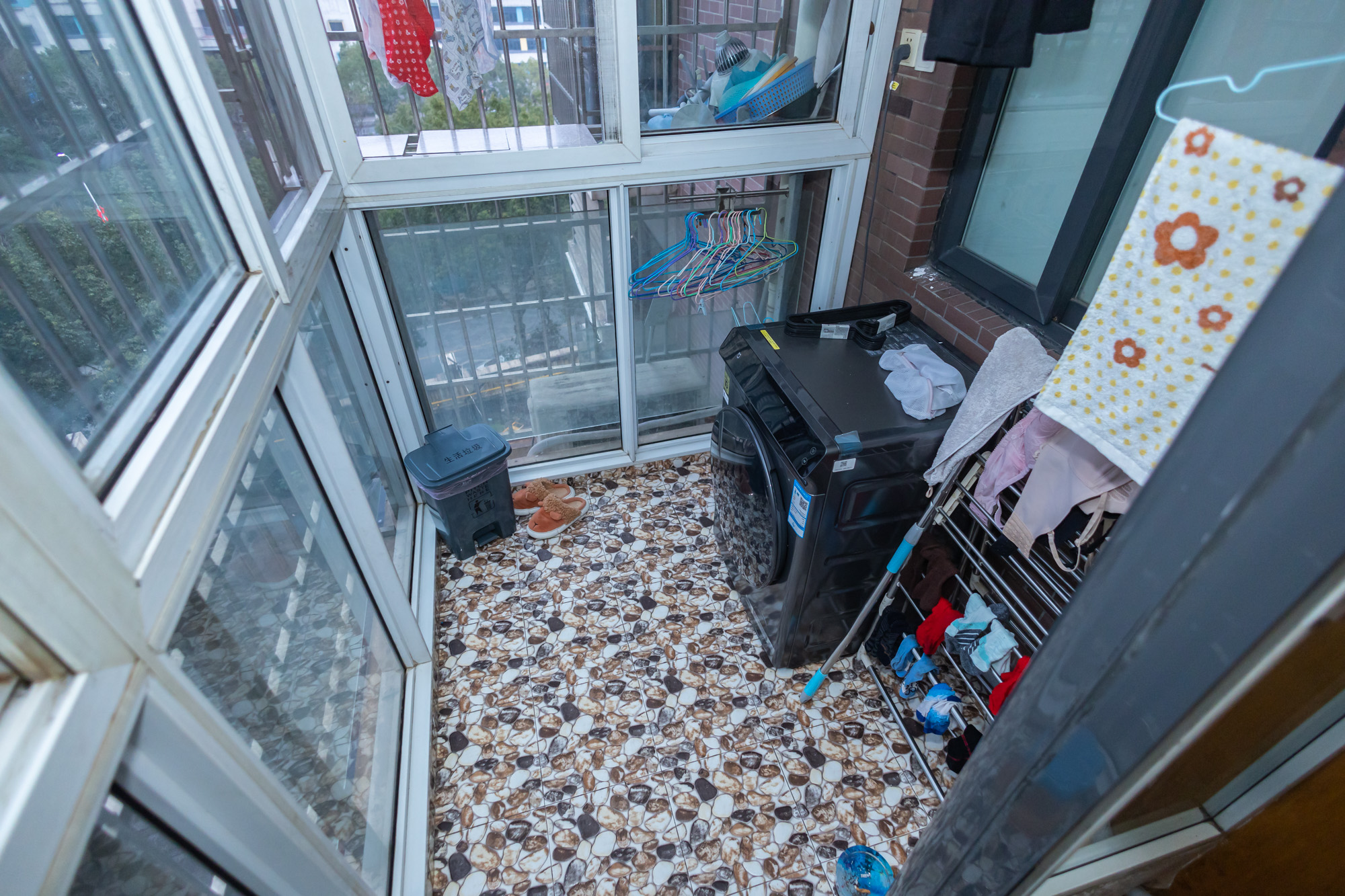 香槟小镇(香槟花苑) 3室2厅2卫 79.9万 香槟小镇(香槟花苑) 3室2厅2卫 79.9万阳台