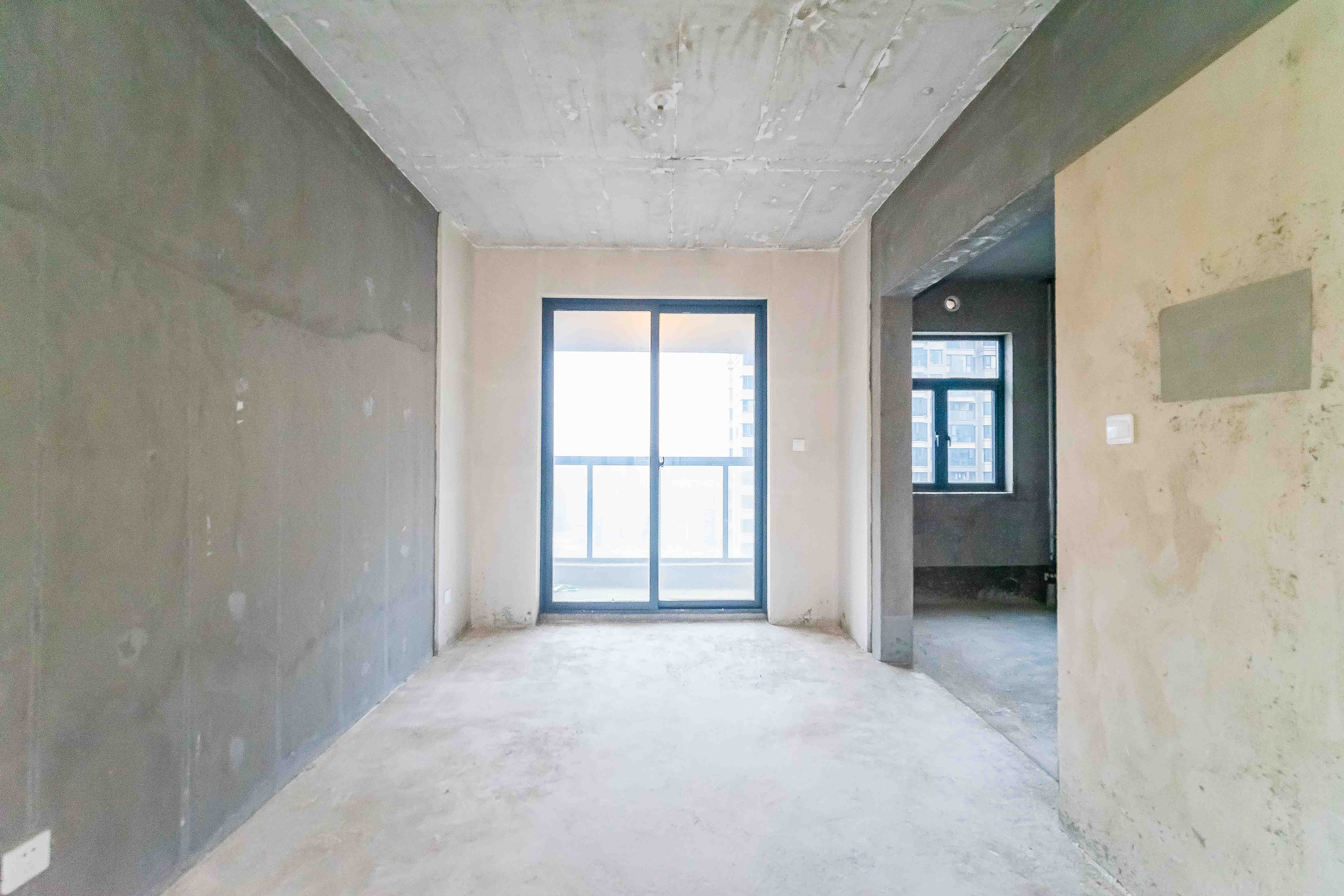 长房东旭国际  5室2厅2卫    240.0万客厅