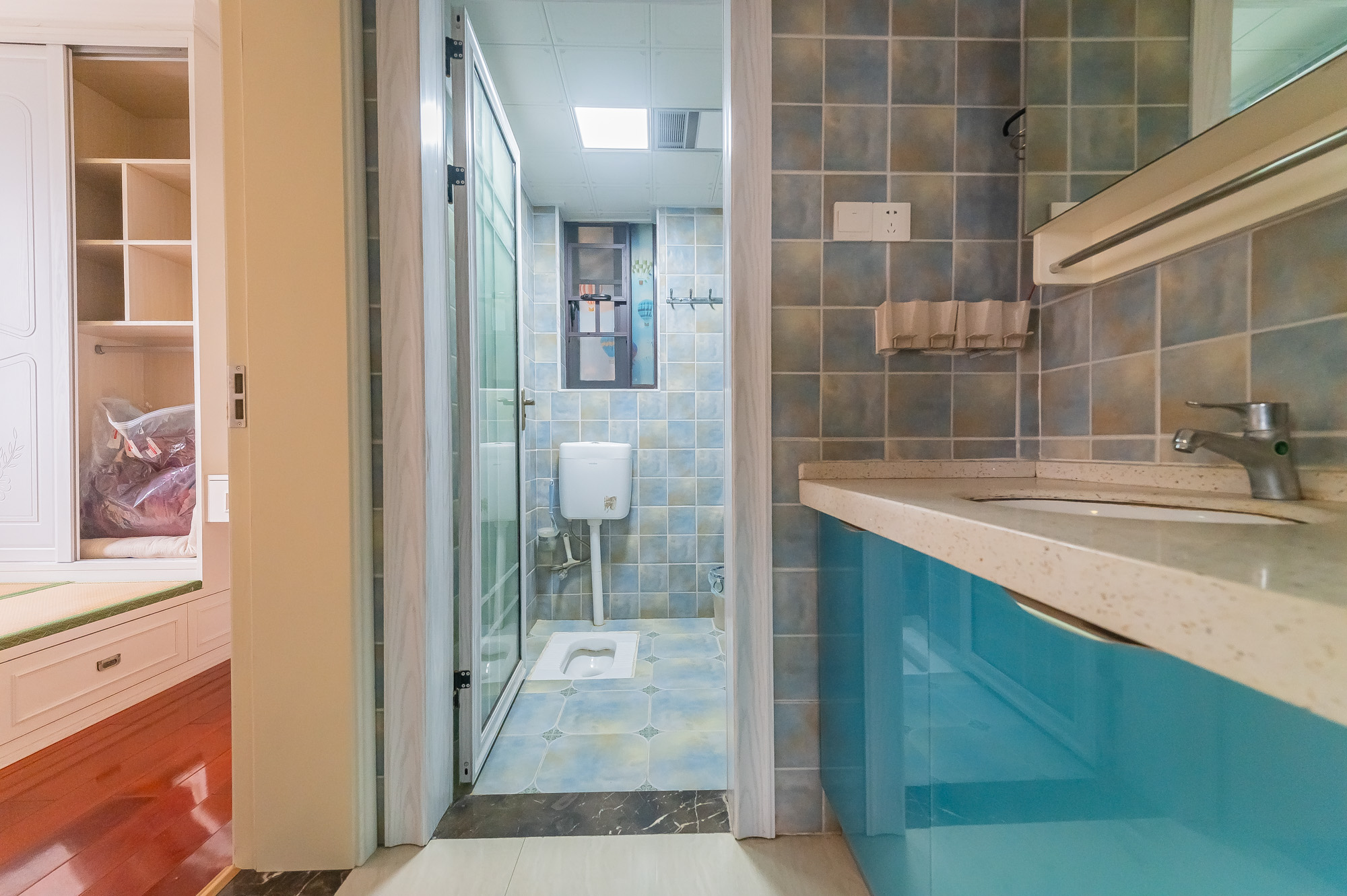 华润置地广场一期  3室2厅1卫    79.0万卫生间