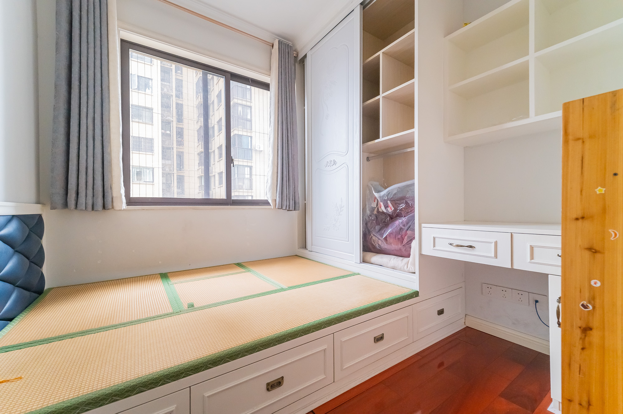 华润置地广场一期  3室2厅1卫    79.0万卧室