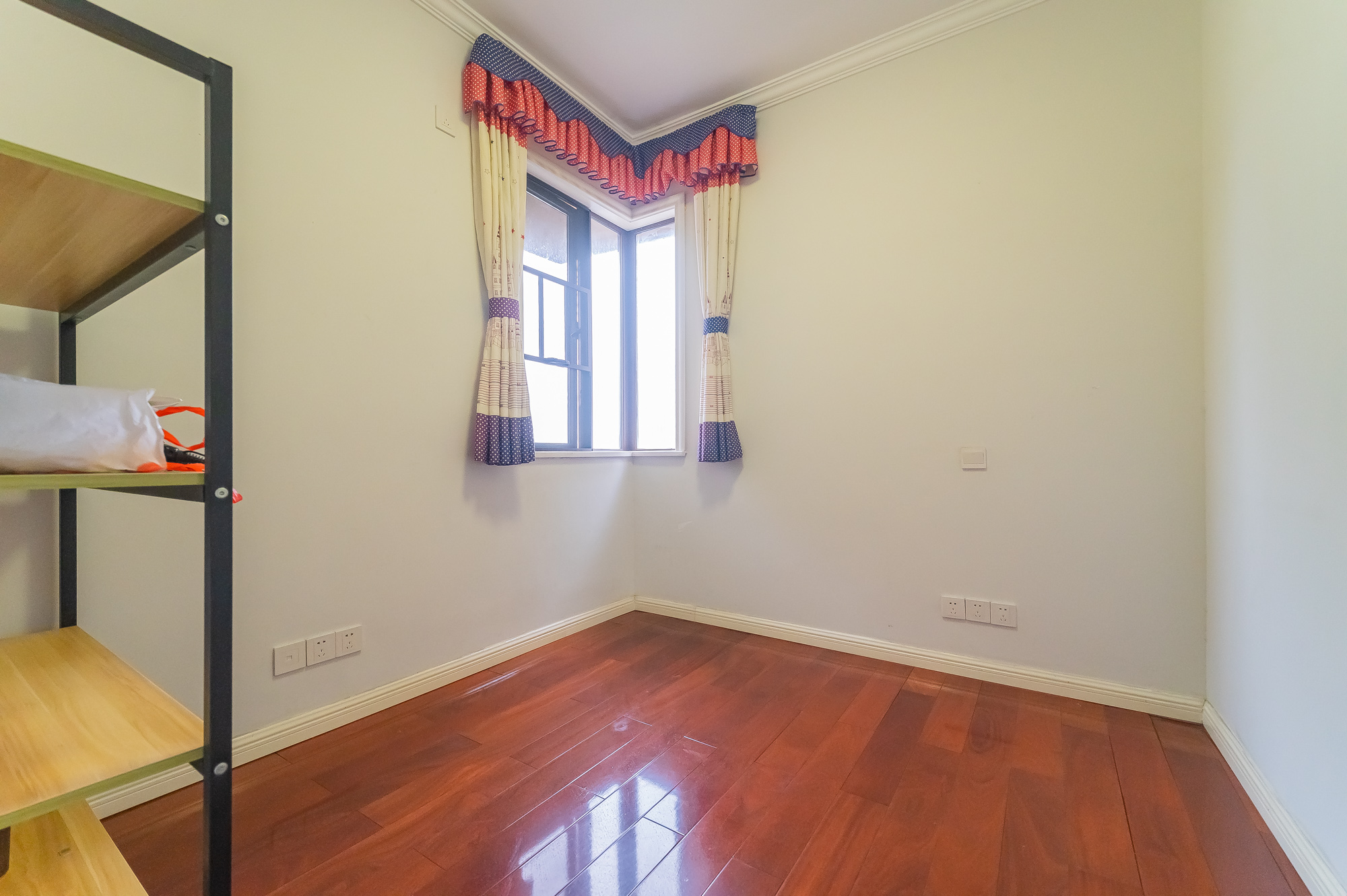 华润置地广场一期  3室2厅1卫    79.0万卧室