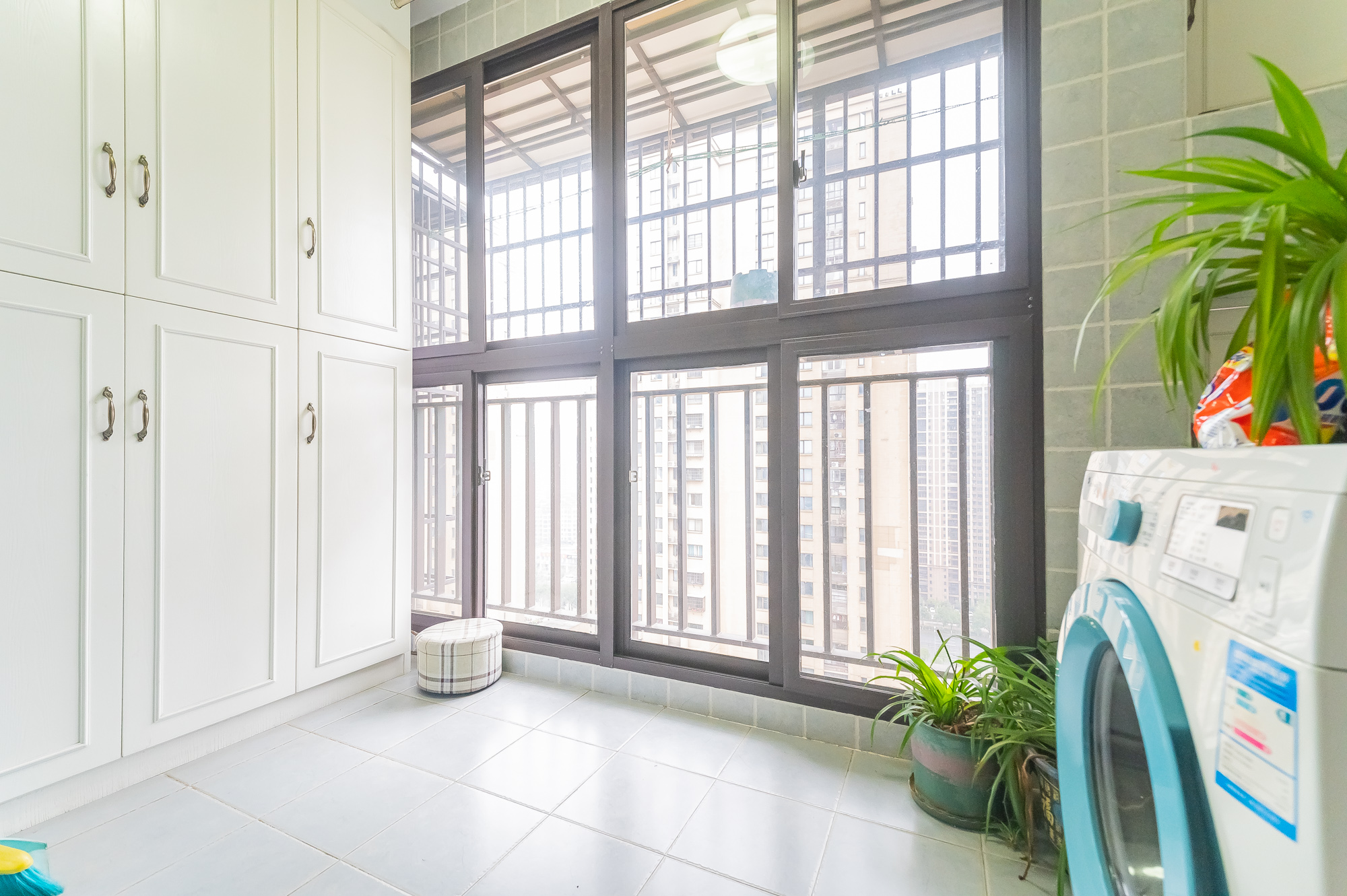 华润置地广场一期  3室2厅1卫    79.0万阳台