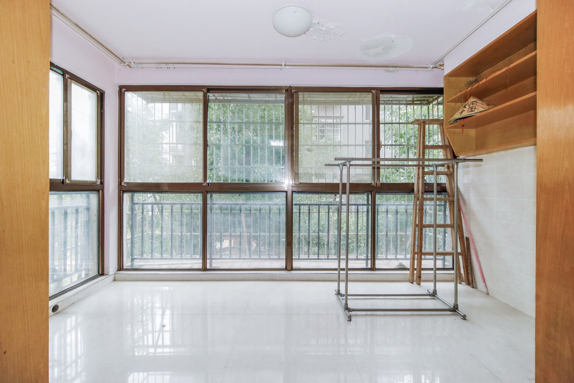梅苑家园  3室2厅2卫   70.00万阳台