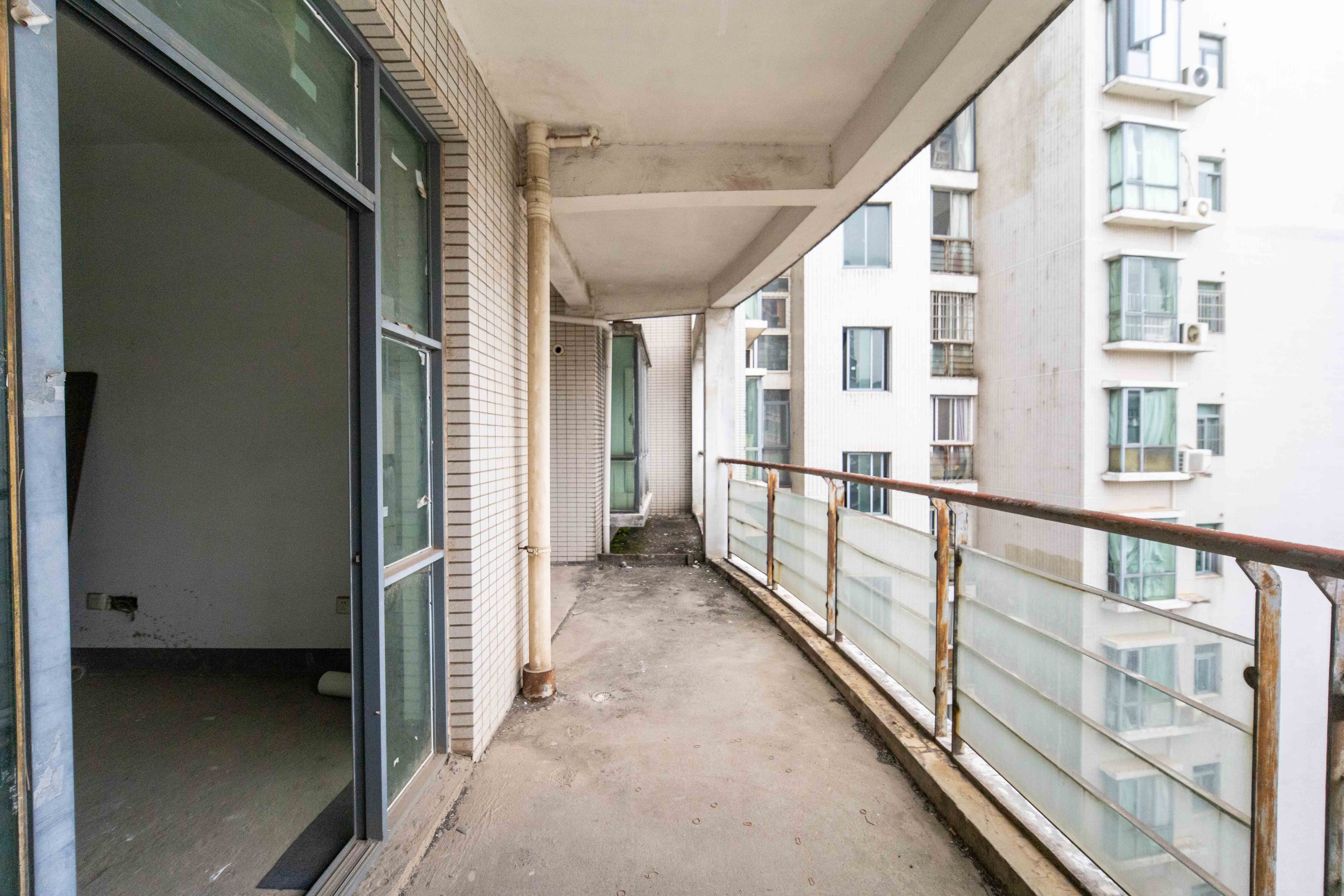 仁和香堤雅境  4室2厅2卫    120.0万 仁和香堤雅境  4室2厅2卫    120.0万阳台