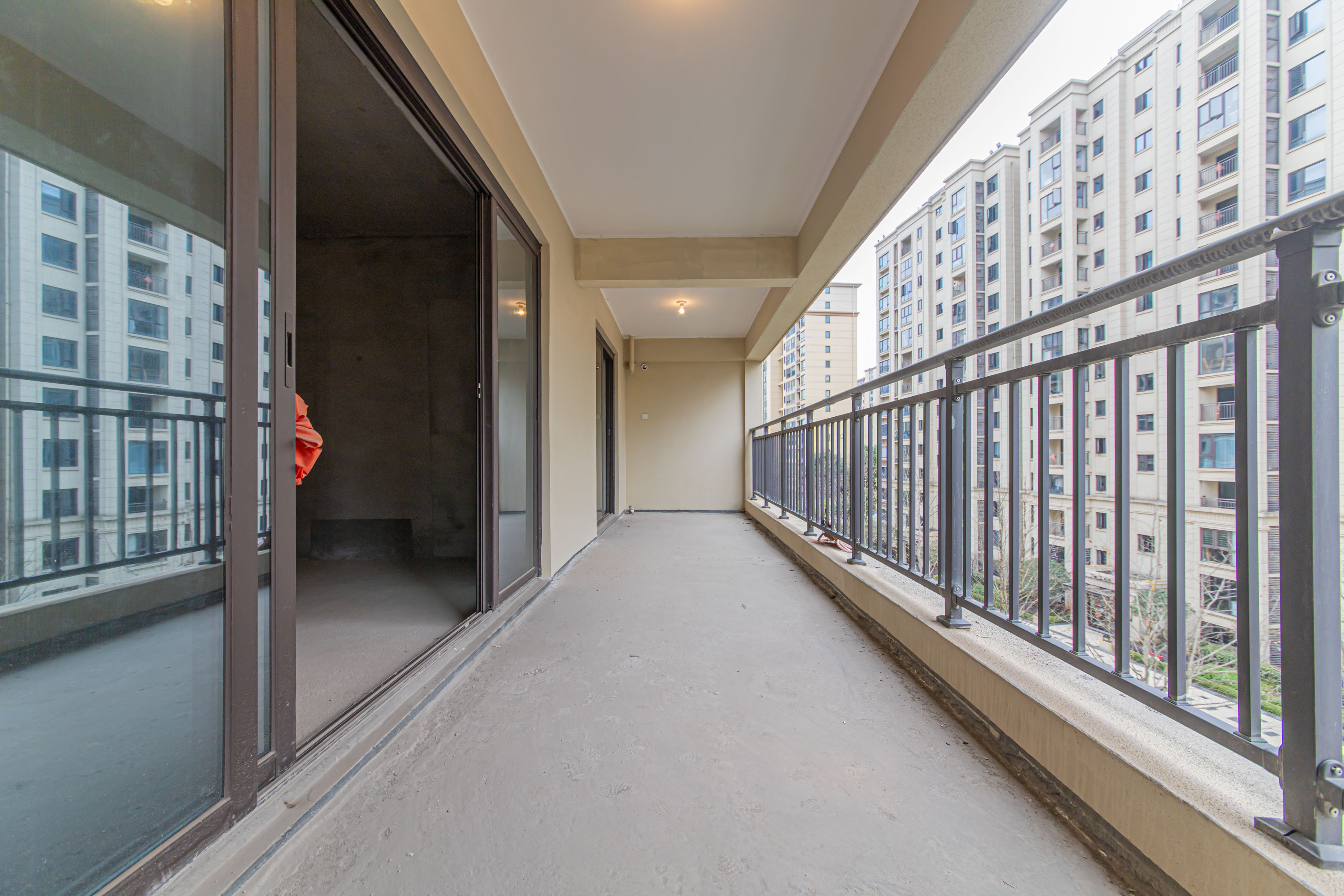 长沙美的梧桐庄园  5室2厅3卫    240.0万阳台