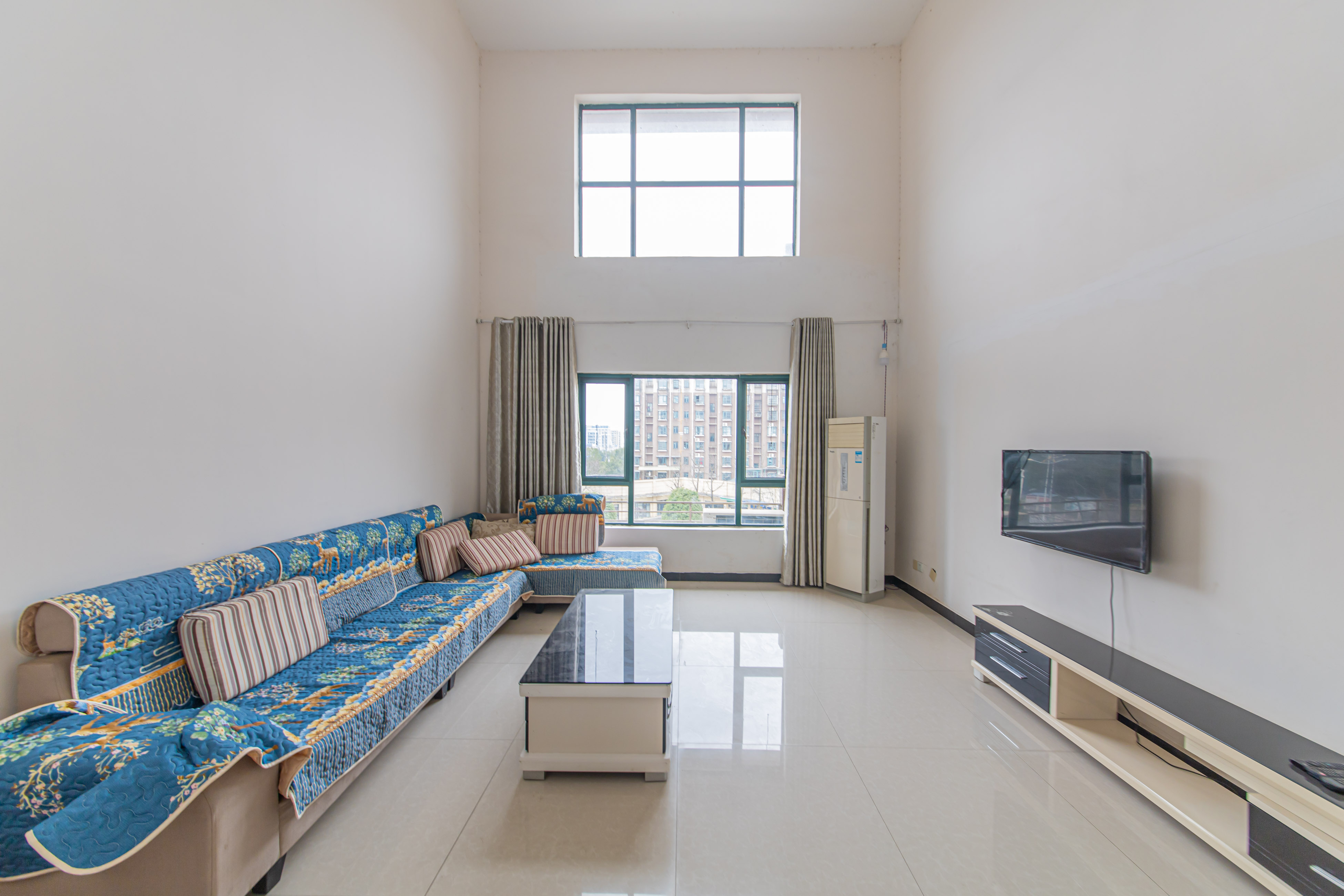 银桂苑 7室2厅3卫 222.5万 银桂苑 7室2厅3卫 222.5万客厅