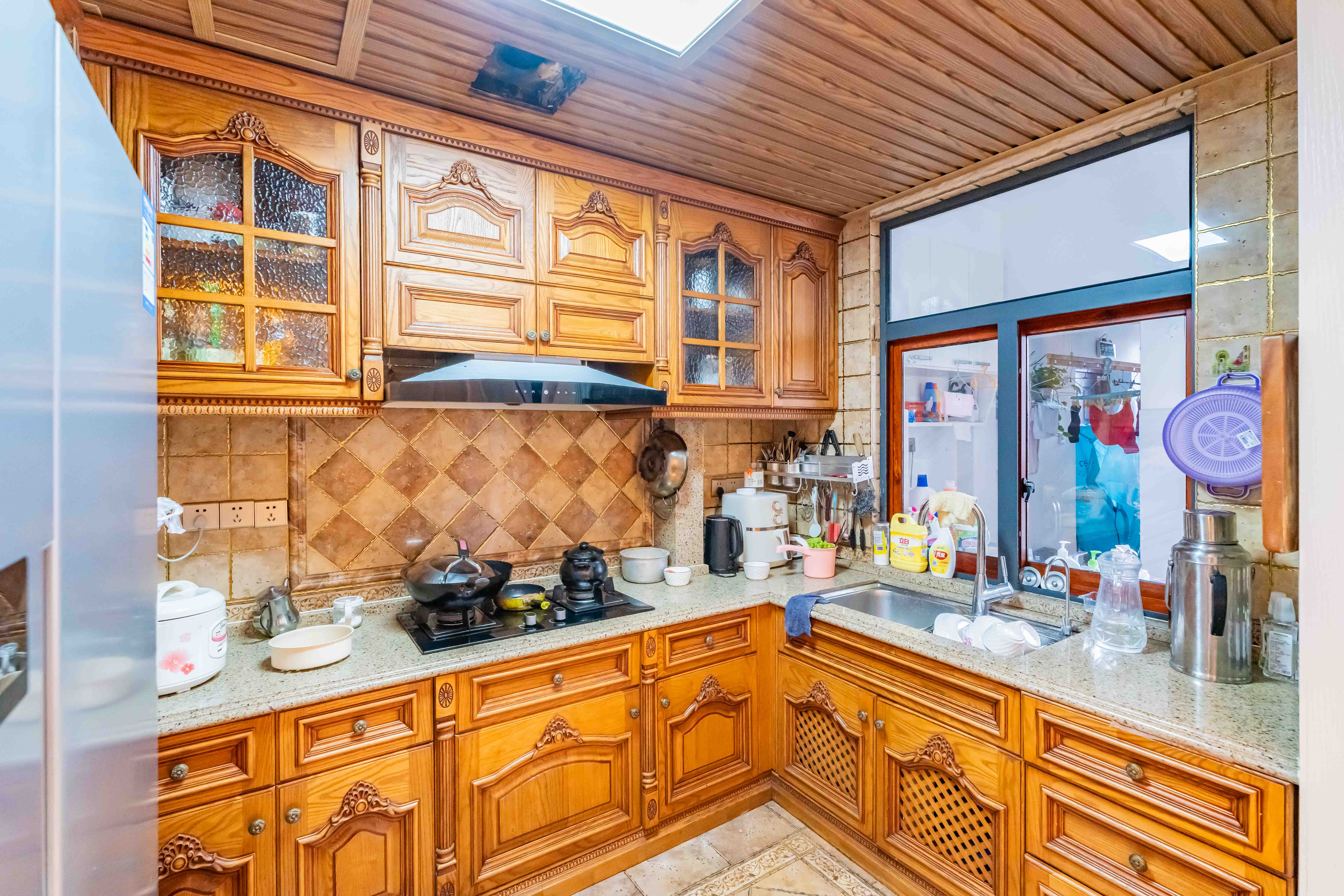 藏珑湖上国际花园  4室2厅2卫    235.0万 藏珑湖上国际花园  4室2厅2卫    235.0万厨房