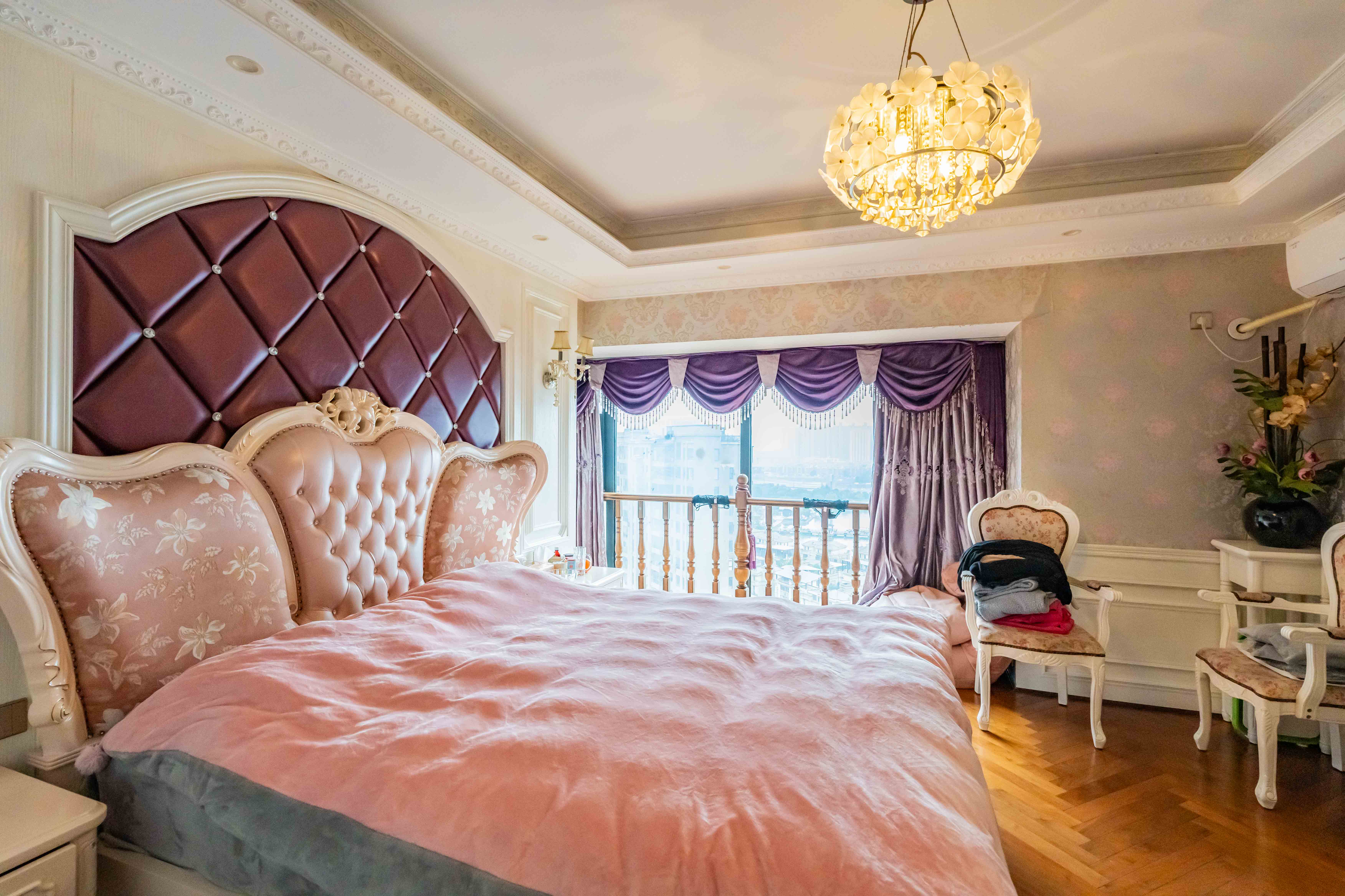 藏珑湖上国际花园  4室2厅2卫    235.0万 藏珑湖上国际花园  4室2厅2卫    235.0万卧室