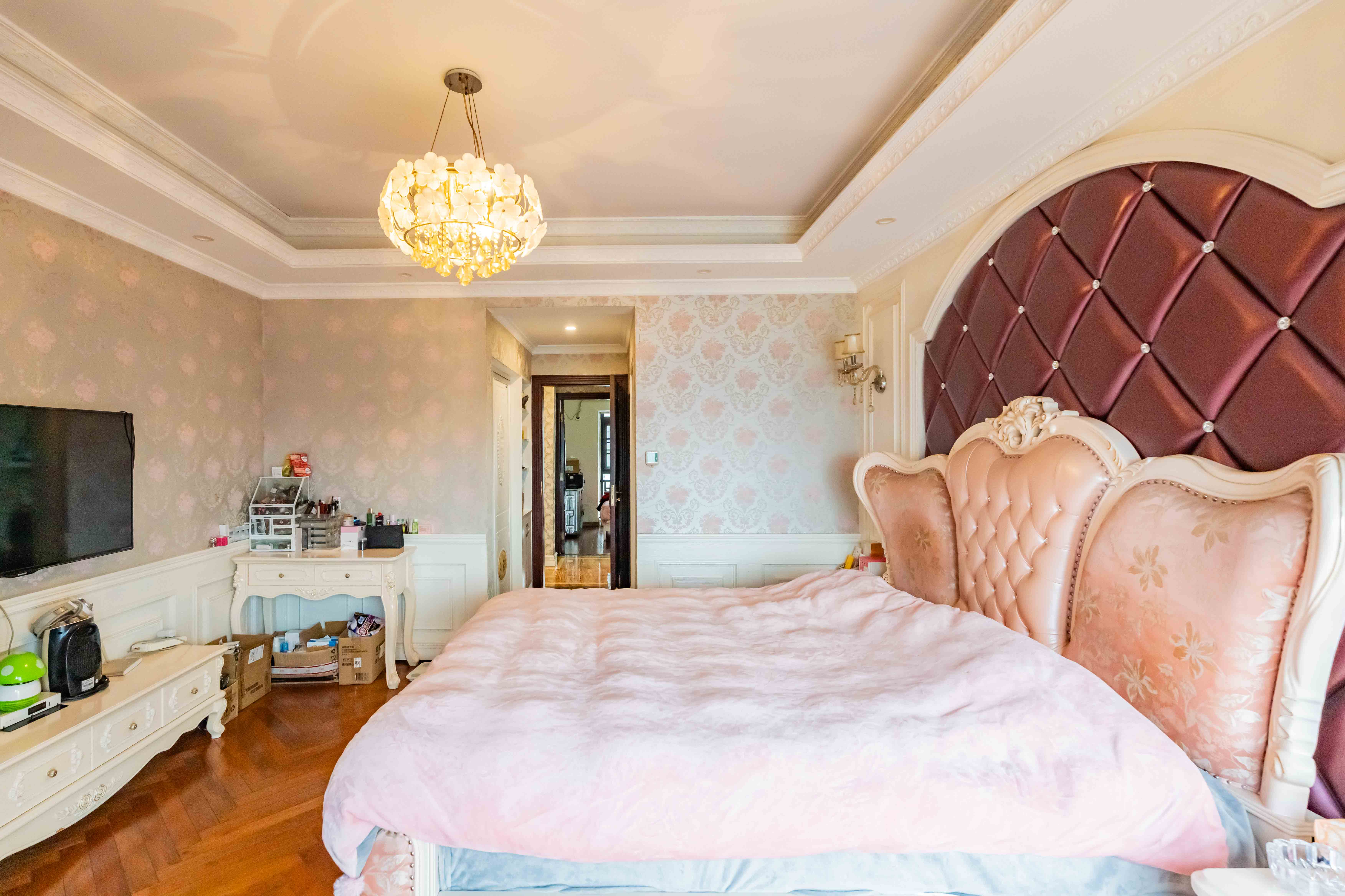 藏珑湖上国际花园  4室2厅2卫    235.0万 藏珑湖上国际花园  4室2厅2卫    235.0万卧室