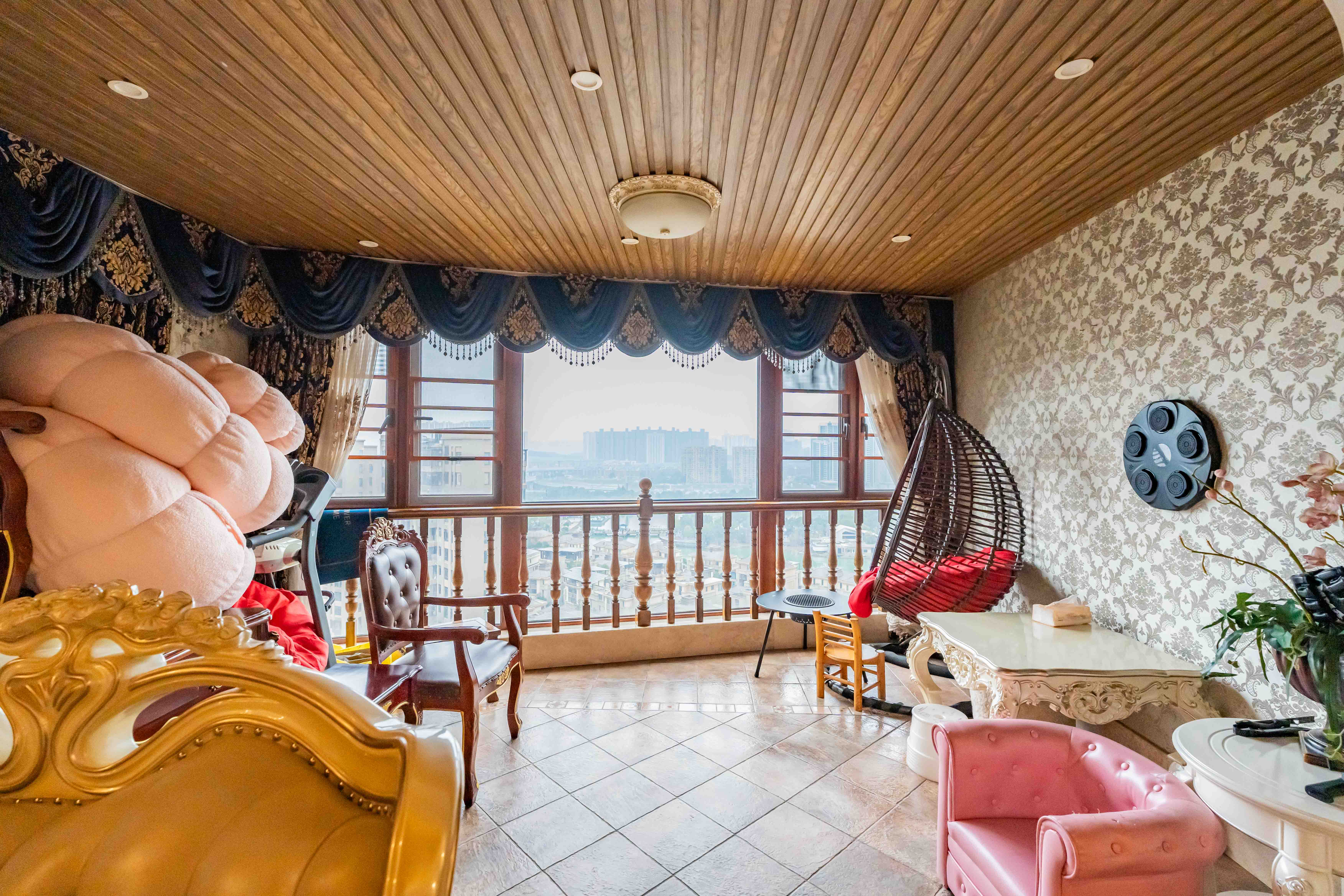 藏珑湖上国际花园  4室2厅2卫    235.0万 藏珑湖上国际花园  4室2厅2卫    235.0万阳台