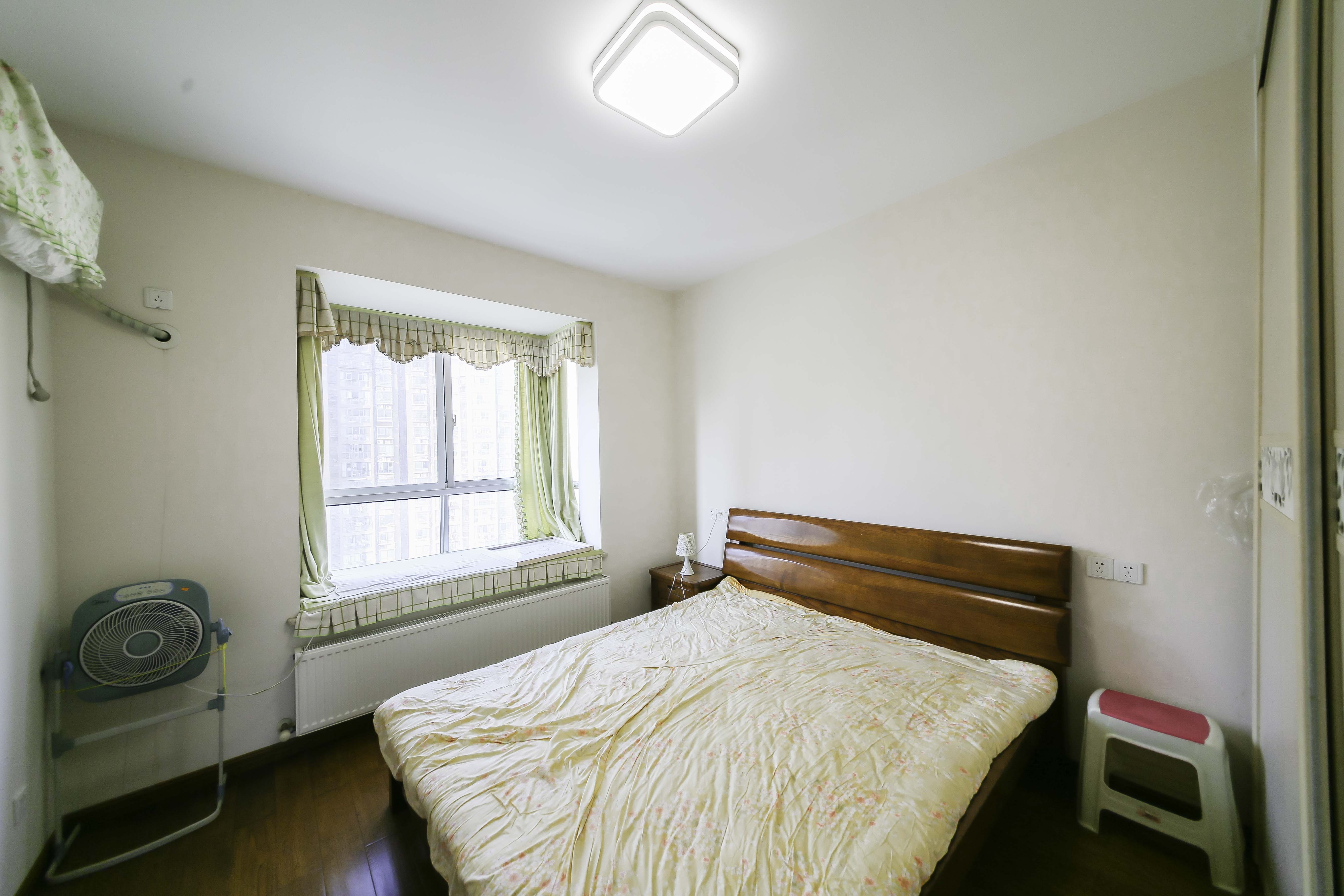 湘超景园  4室2厅2卫   220.00万卧室