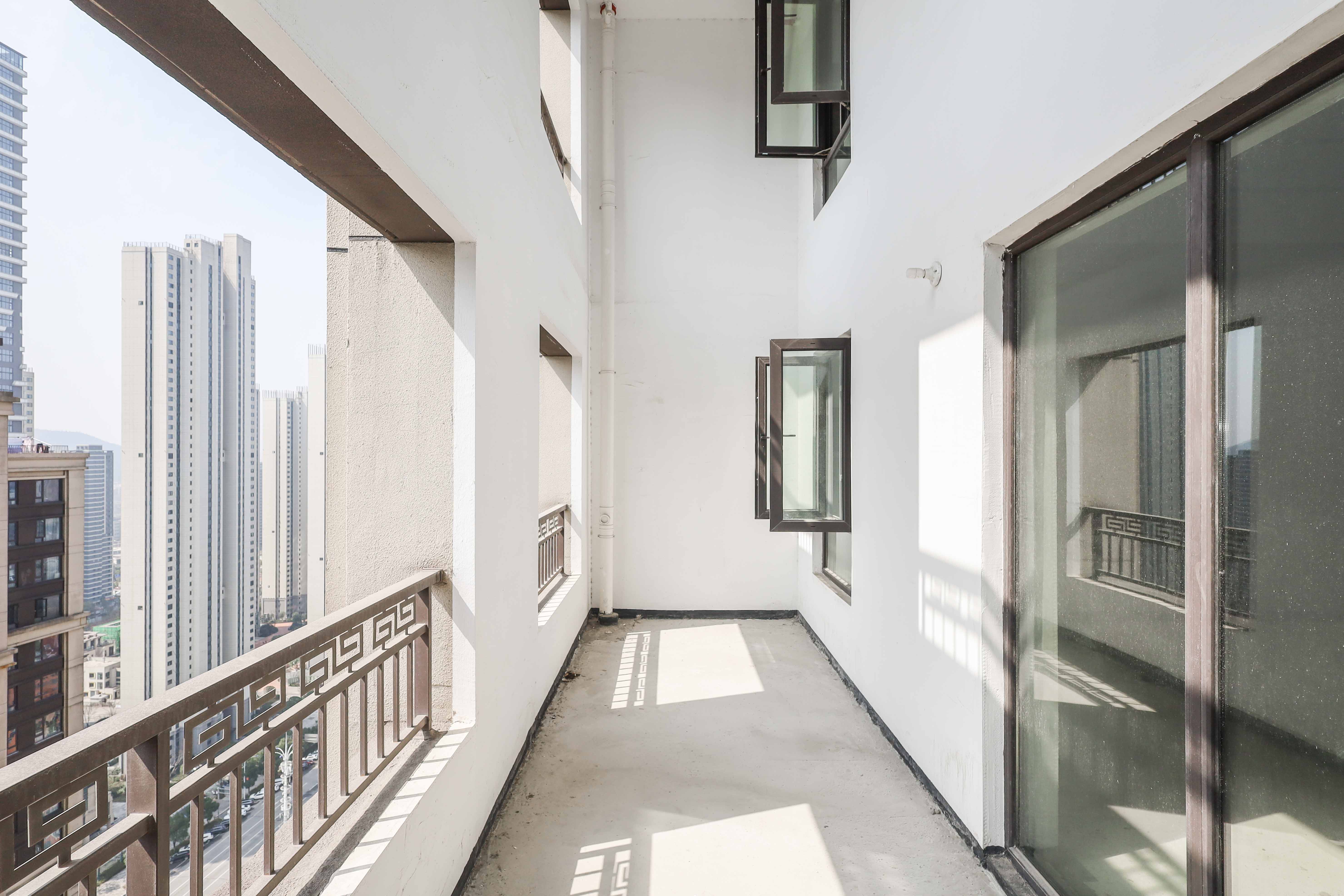 建发央著  4室2厅2卫   202.00万阳台