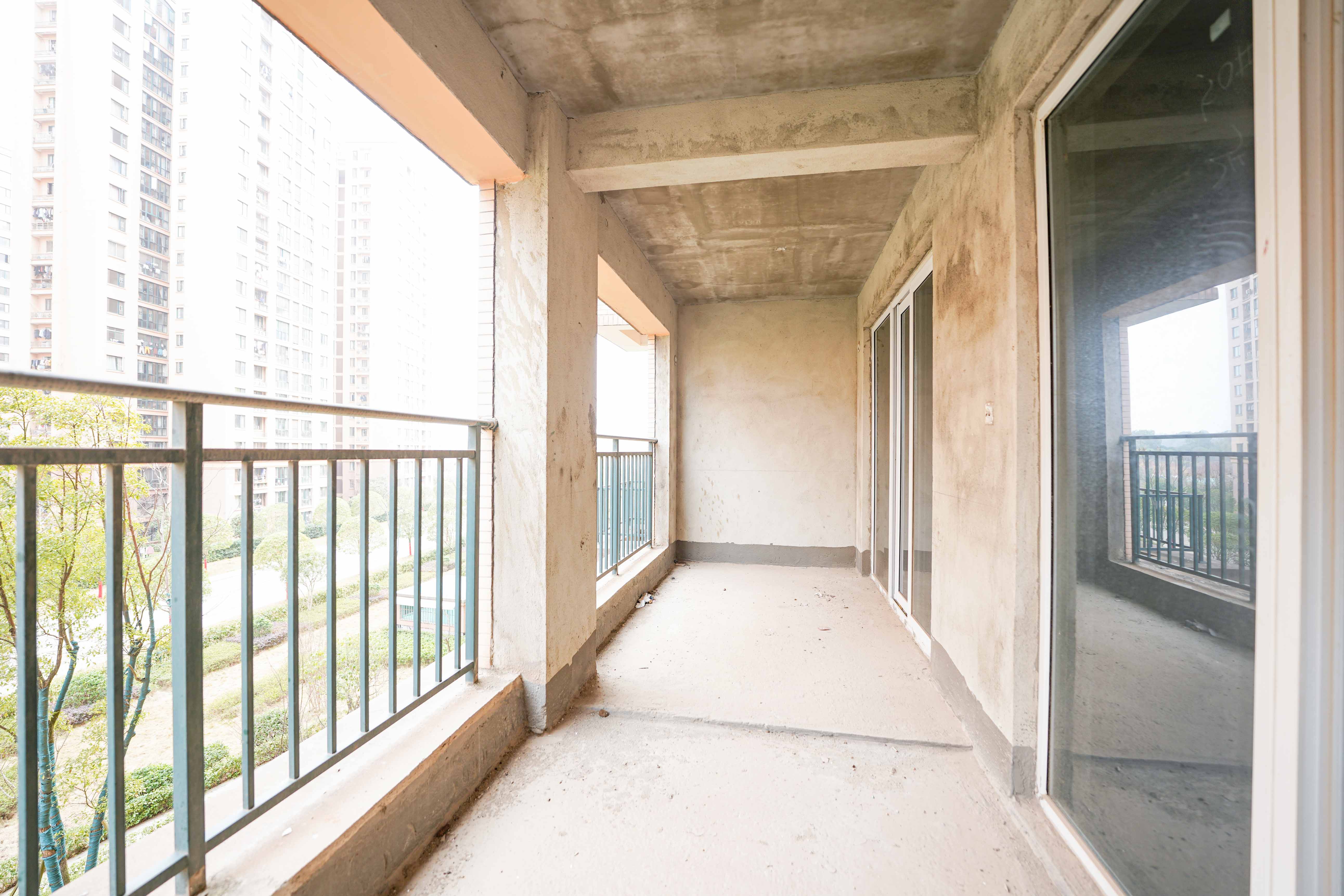 丽发新城  3室2厅2卫   90.00万阳台