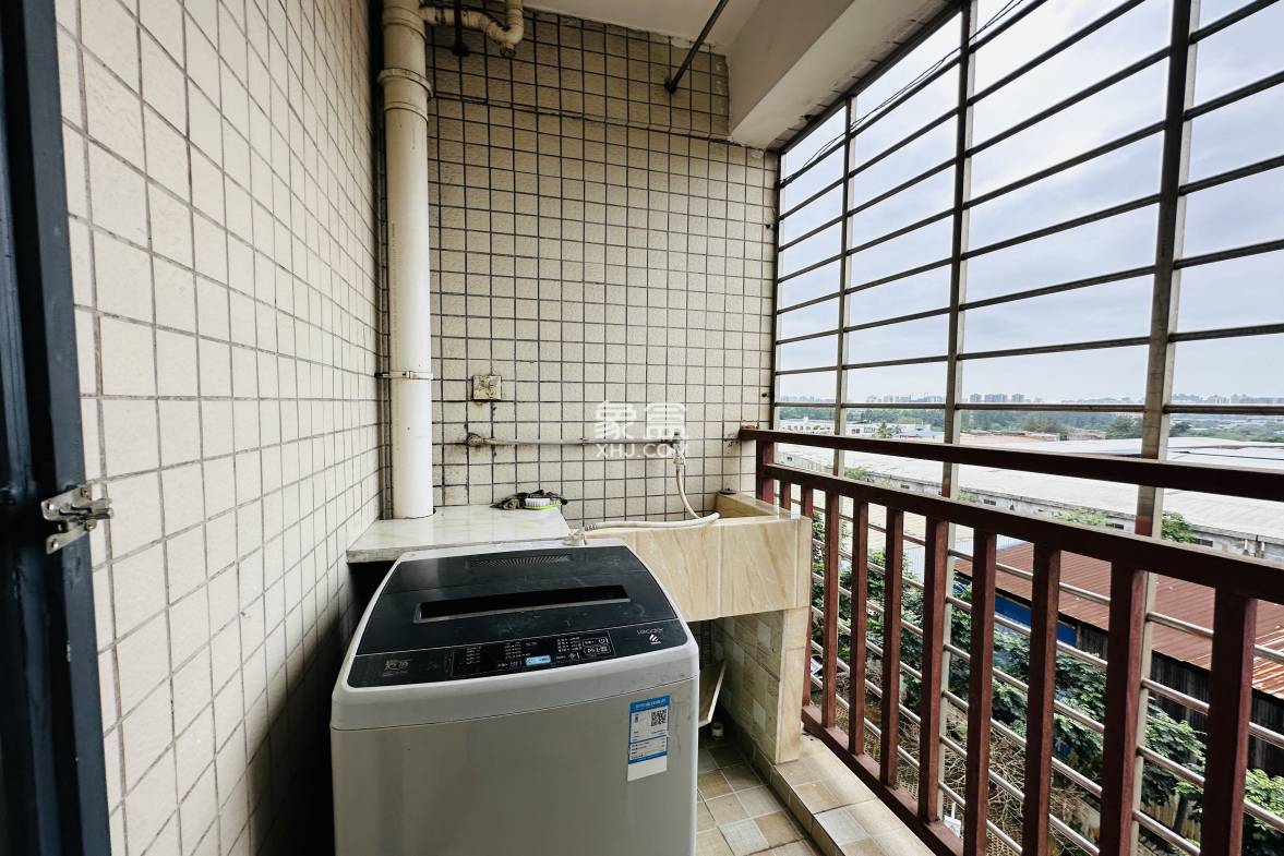 家顺花园 3室2厅2卫 157.97万 家顺花园 3室2厅2卫 157.97万阳台