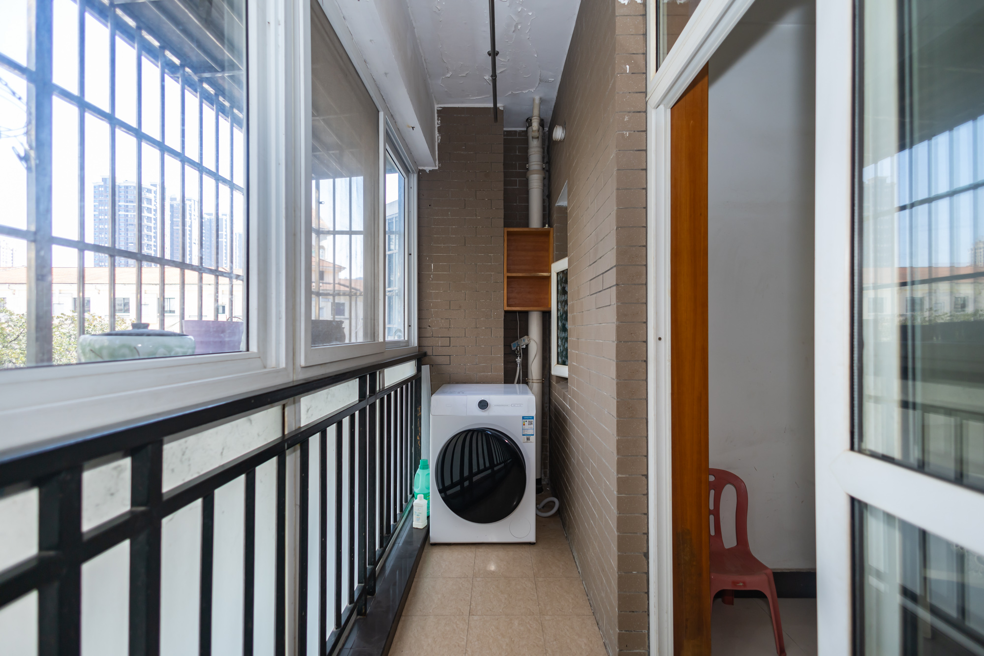 未来现代城 3室2厅2卫 82.0万 未来现代城 3室2厅2卫 82.0万阳台