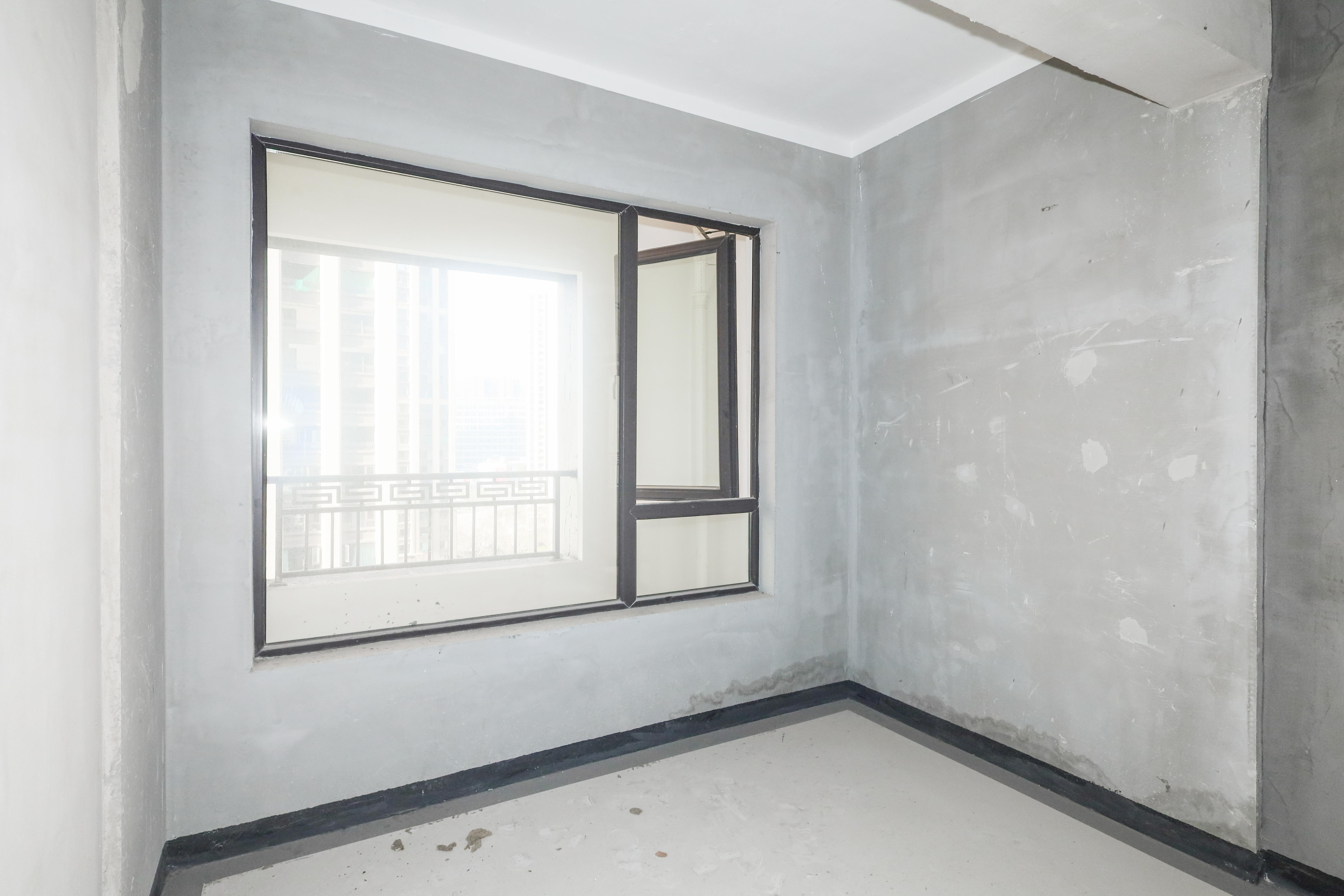 建发央著  4室2厅2卫   210.00万卧室