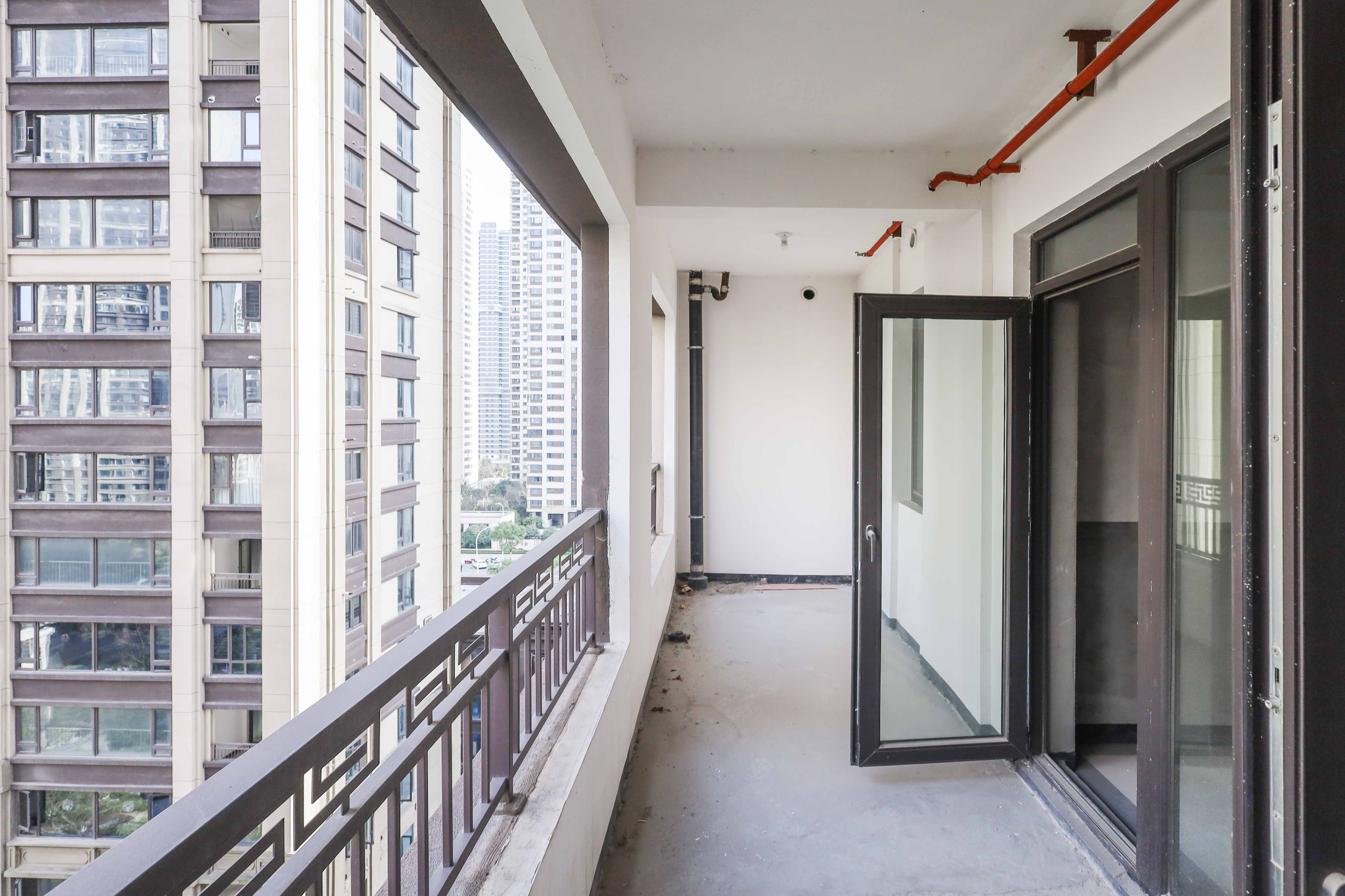 建发央著  4室2厅2卫   210.00万阳台
