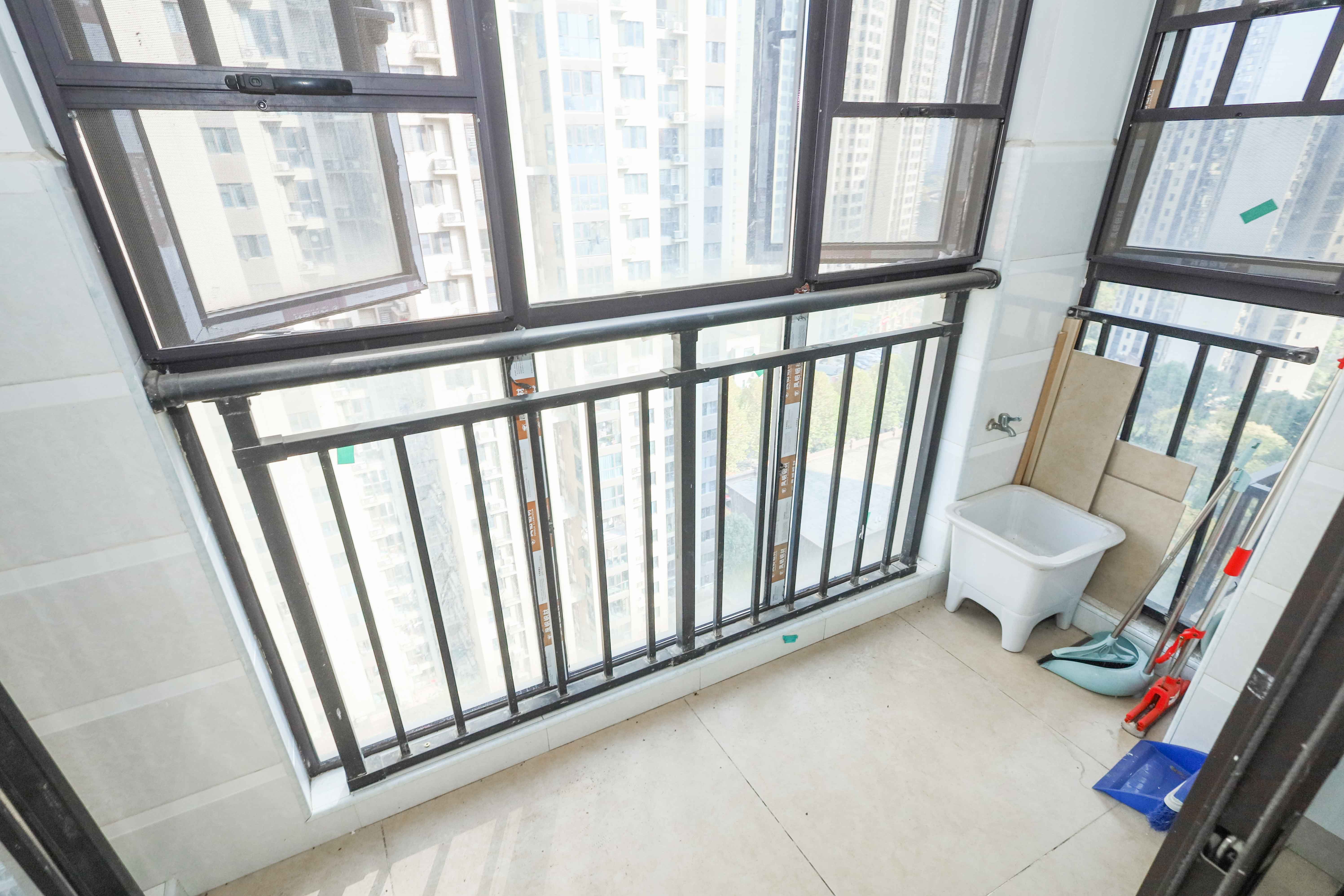 中国铁建梅溪青秀二期  4室2厅2卫   210.00万阳台