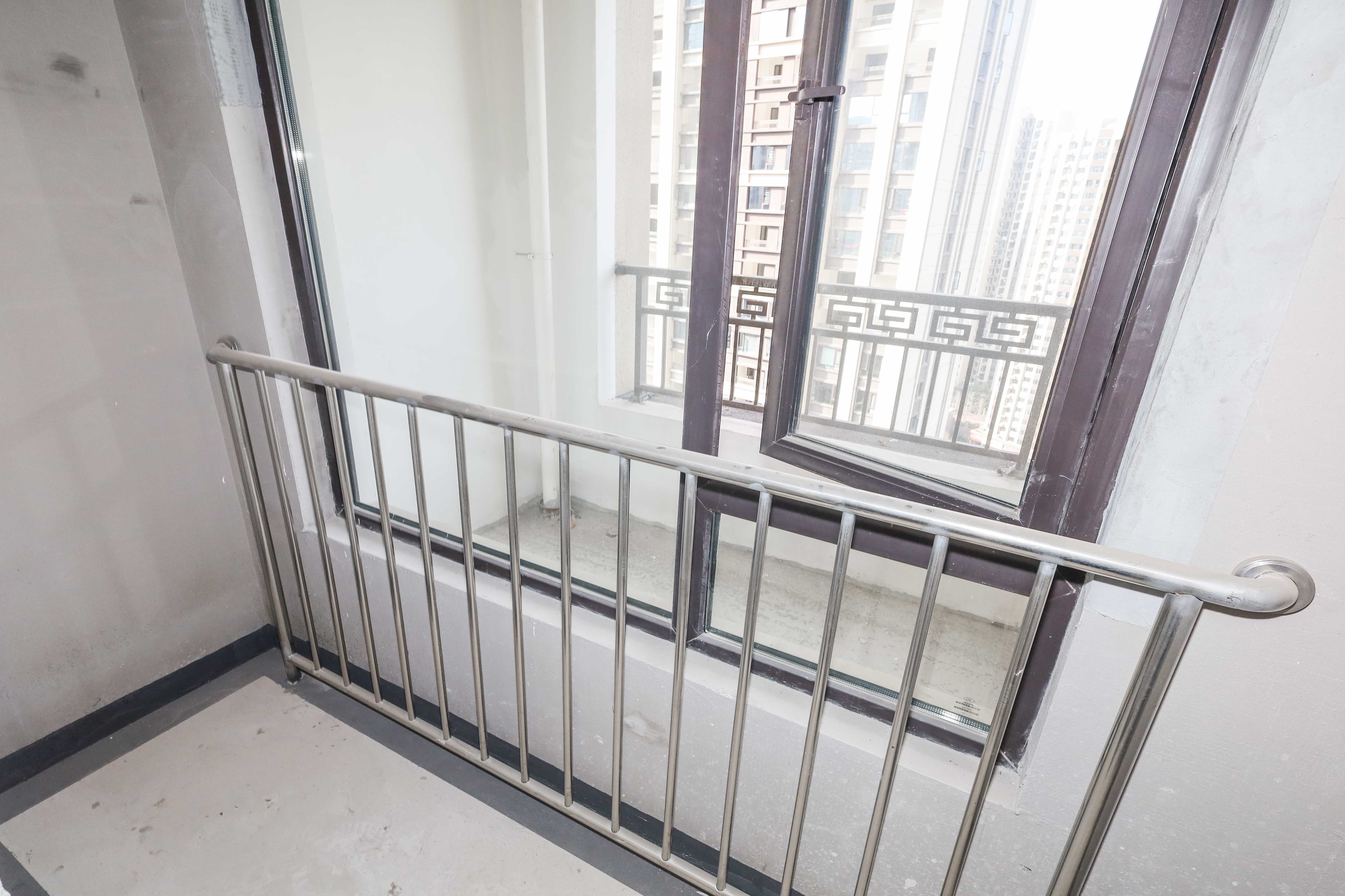 建发央著  4室2厅2卫   223.00万卧室