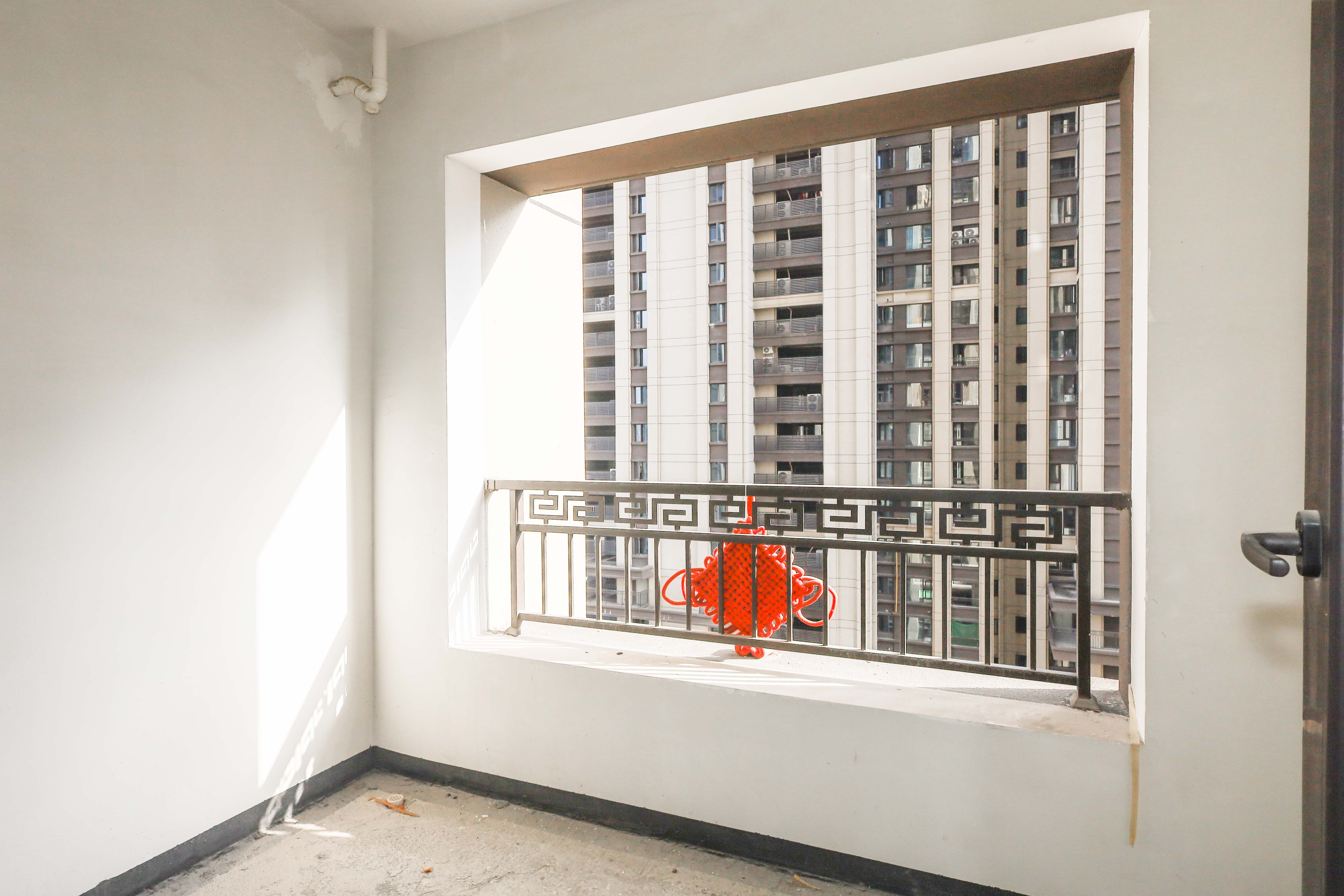 建发央著  4室2厅2卫   223.00万阳台