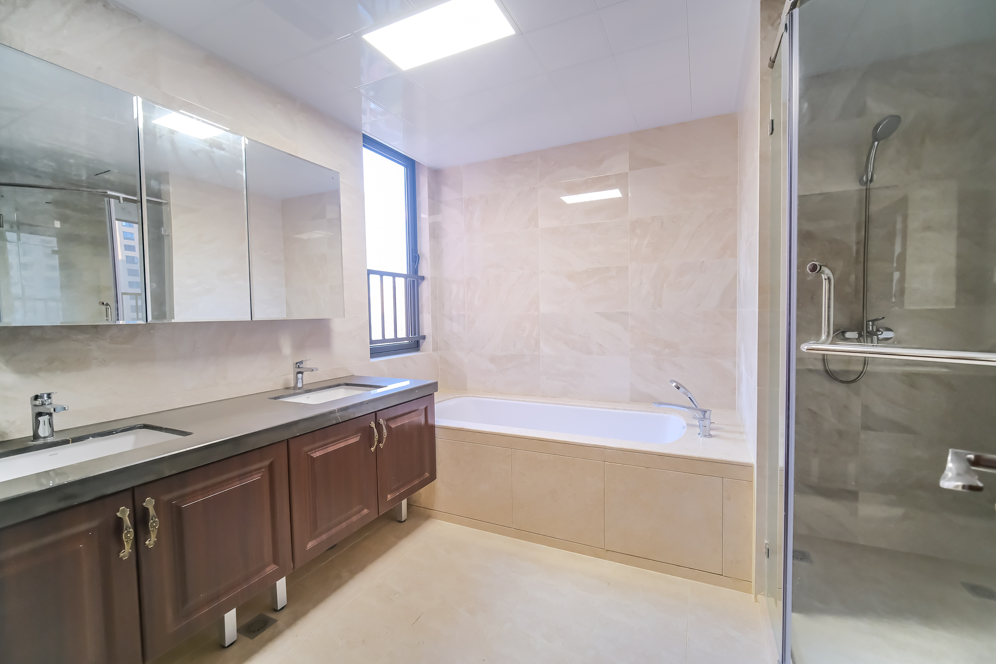 运达锦绣广场 6室2厅3卫 398.0万 运达锦绣广场 6室2厅3卫 398.0万卫生间