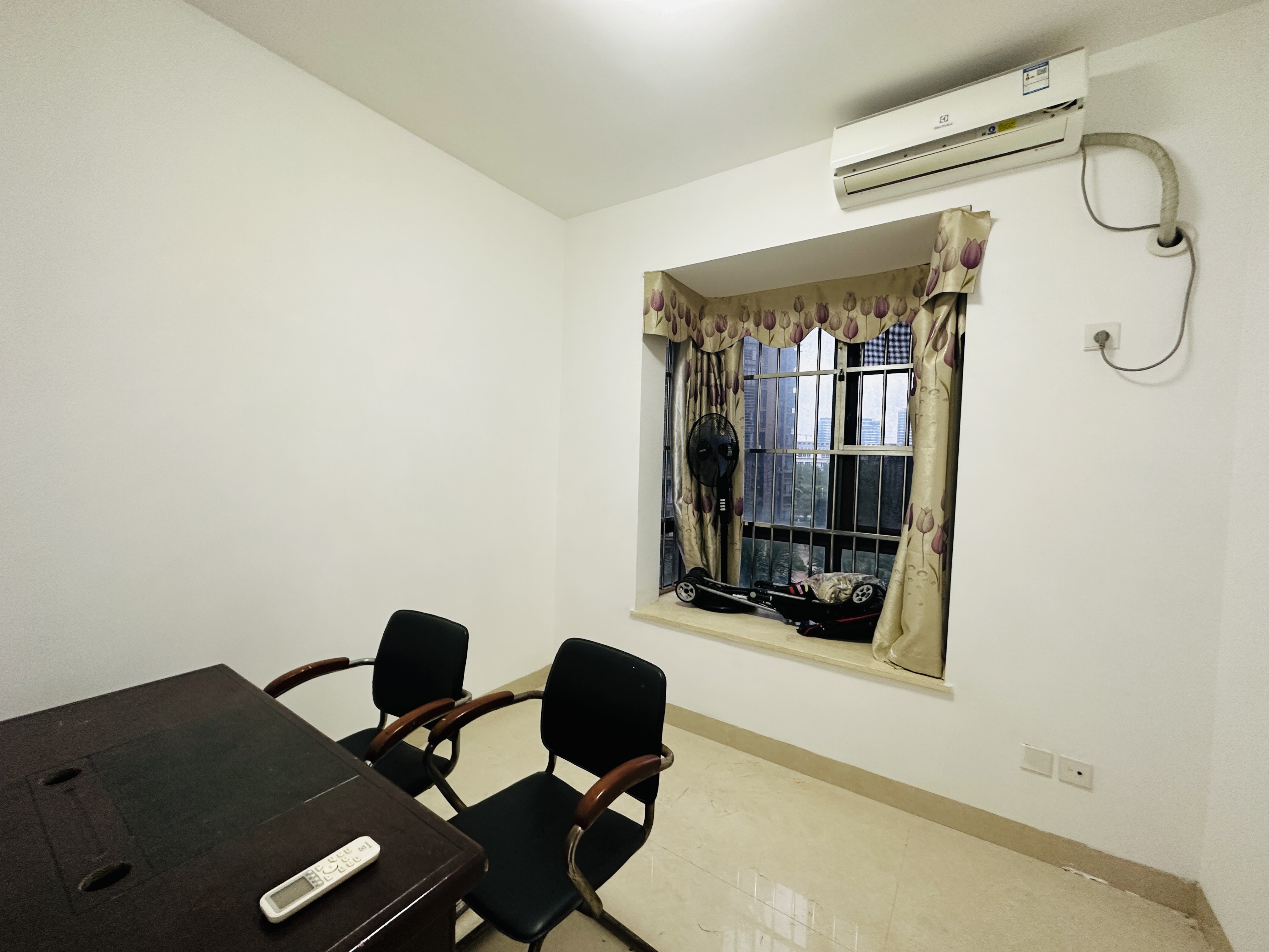 家顺花园 3室2厅2卫 137.0万 家顺花园 3室2厅2卫 137.0万卧室