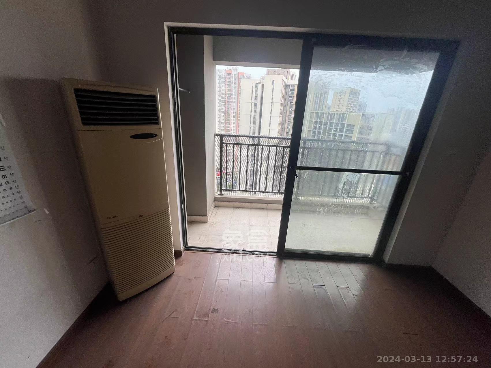 万科城市花园  3室2厅1卫   1900.00元/月室内图1