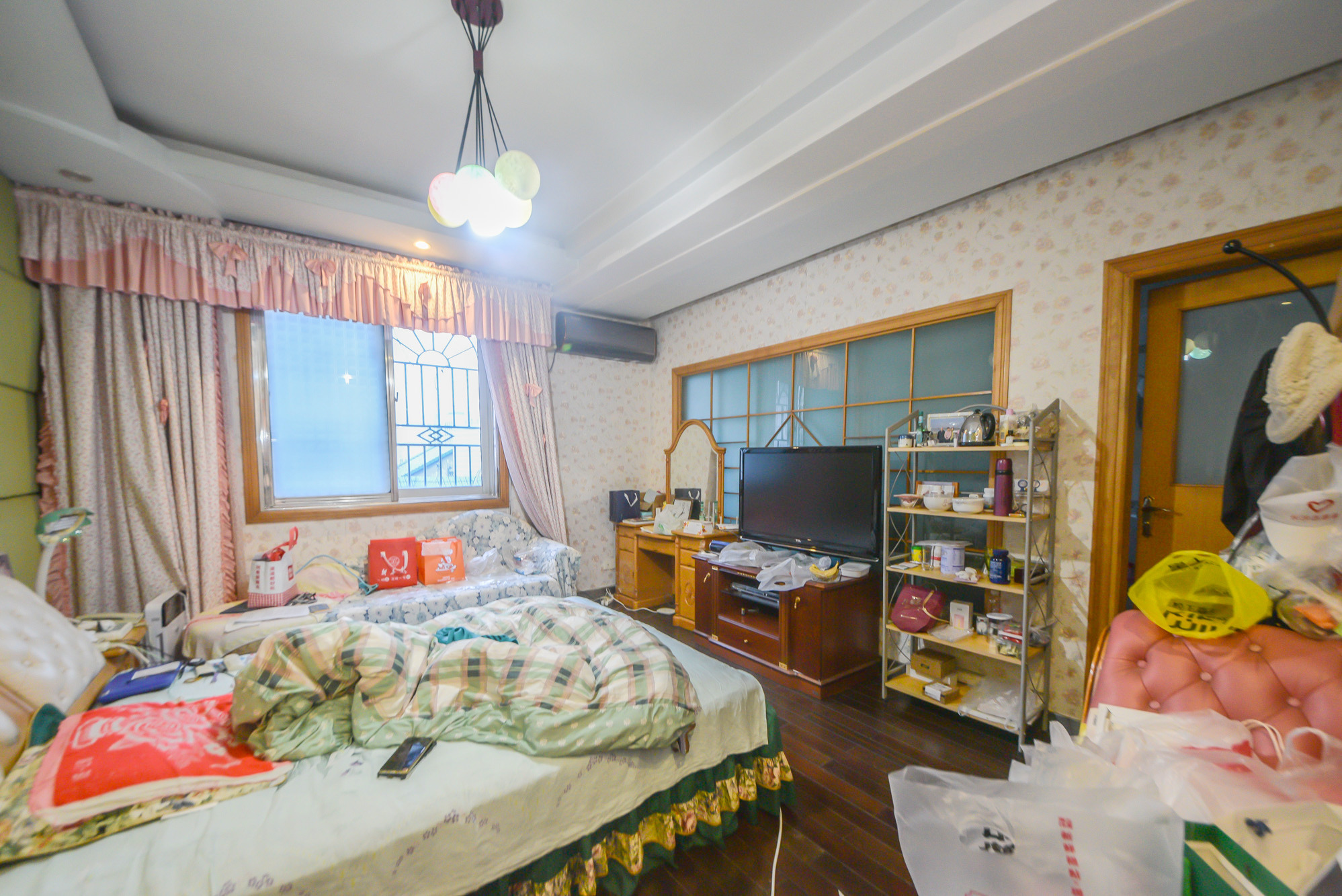 泰时花园  5室2厅2卫   140.00万卧室
